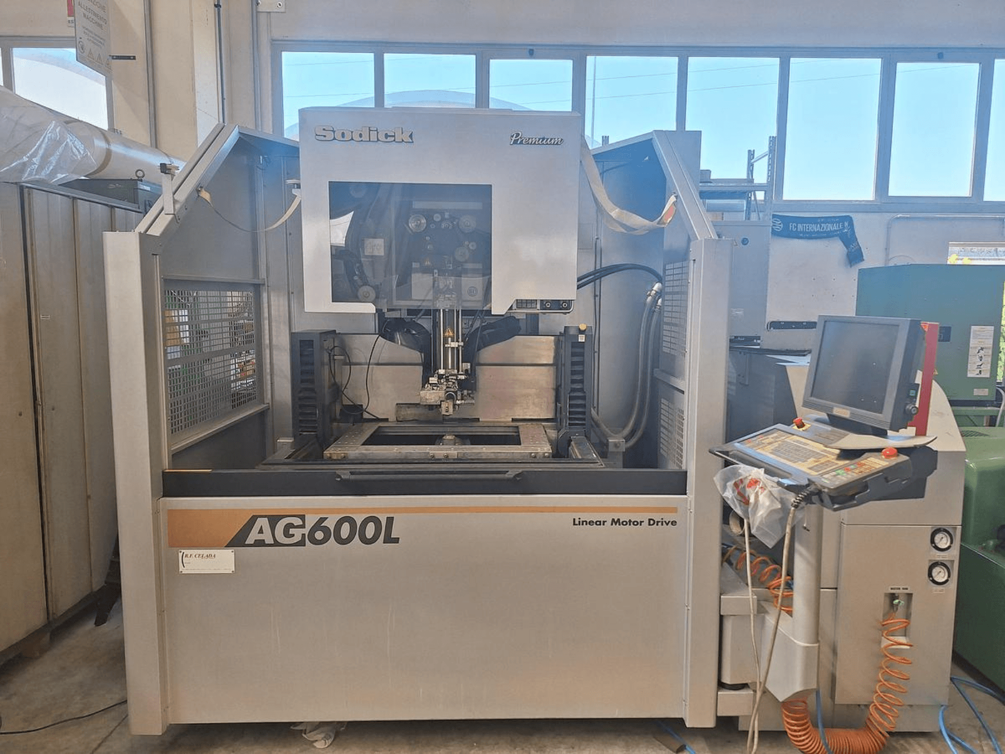 Sodick AG 600 L Tel EDM makinesinin önden görünümü; kontrol paneli ve lineer motor tahriki ile donatılmıştır.