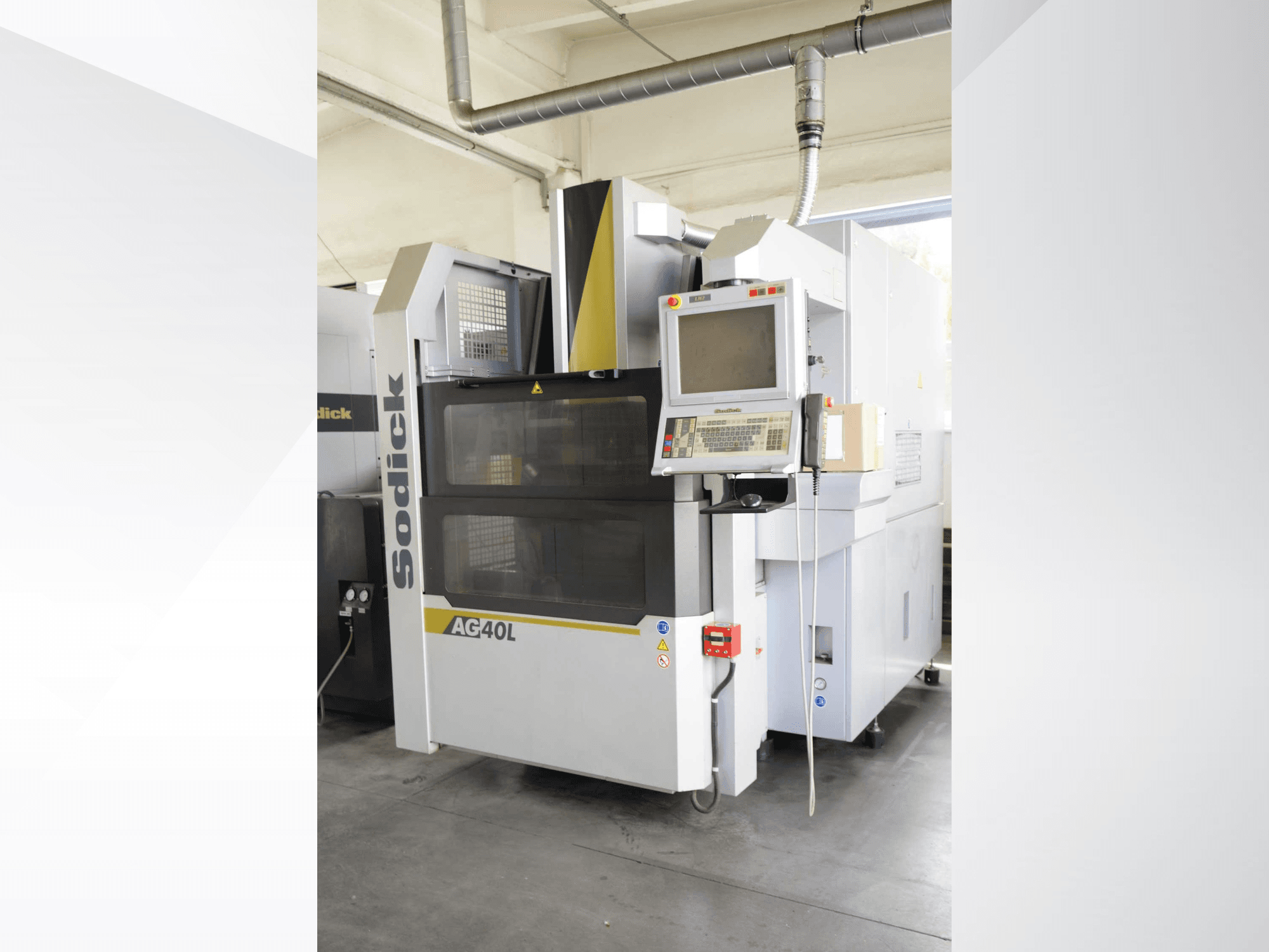 Sodick AG40L LN2 dalma elektro-kırma (EDM) makinesi; ayarların ve güvenlik özelliklerinin gösterildiği kontrol panelinin bulunduğu önden görünüm.