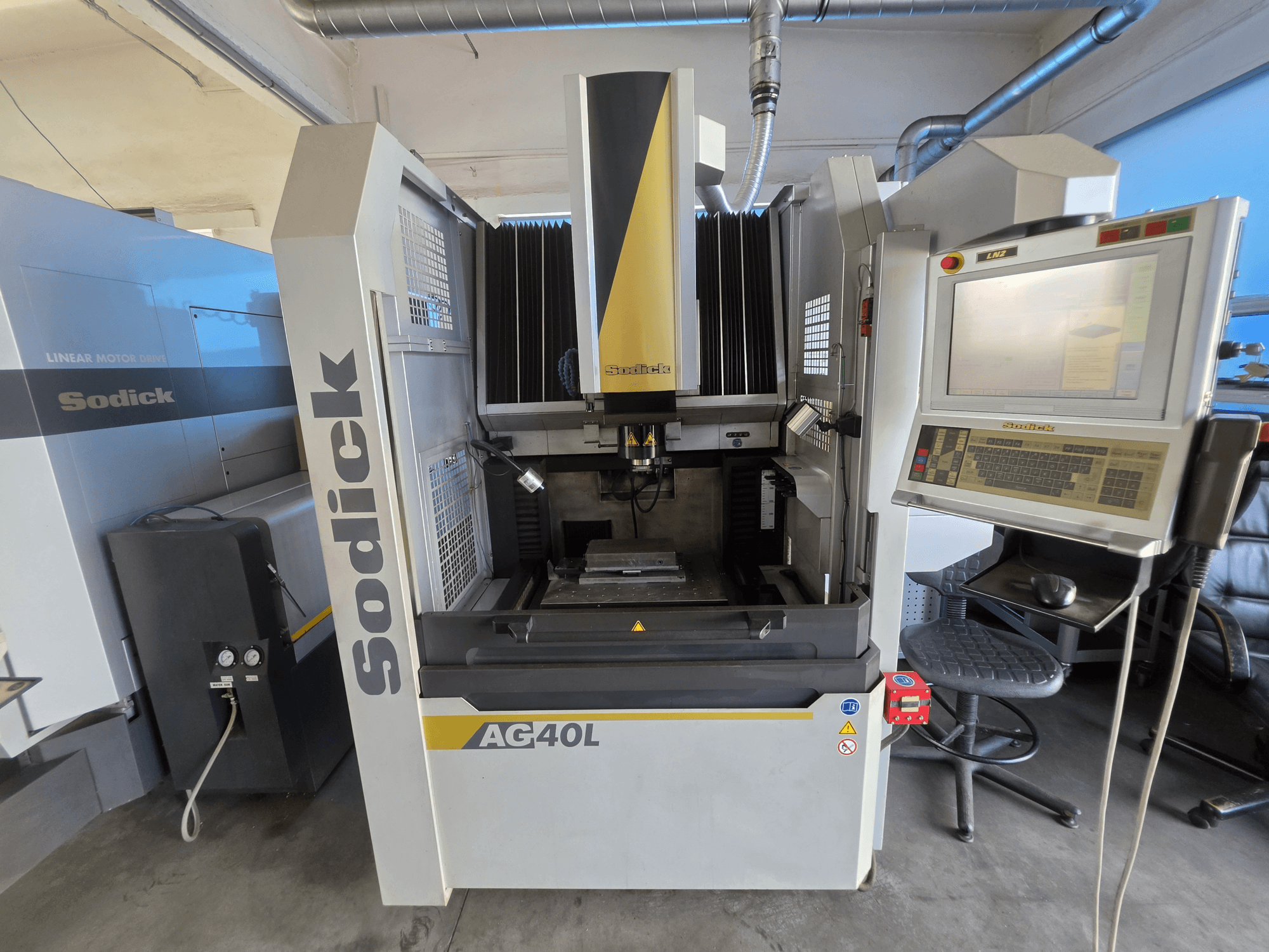 Sodick AG40L LN2 Kalıp Delme EDM Makinesi; kontrol paneli, lineer motor tahriki ve iş parçası tutucusunun görüldüğü önden görünüm.