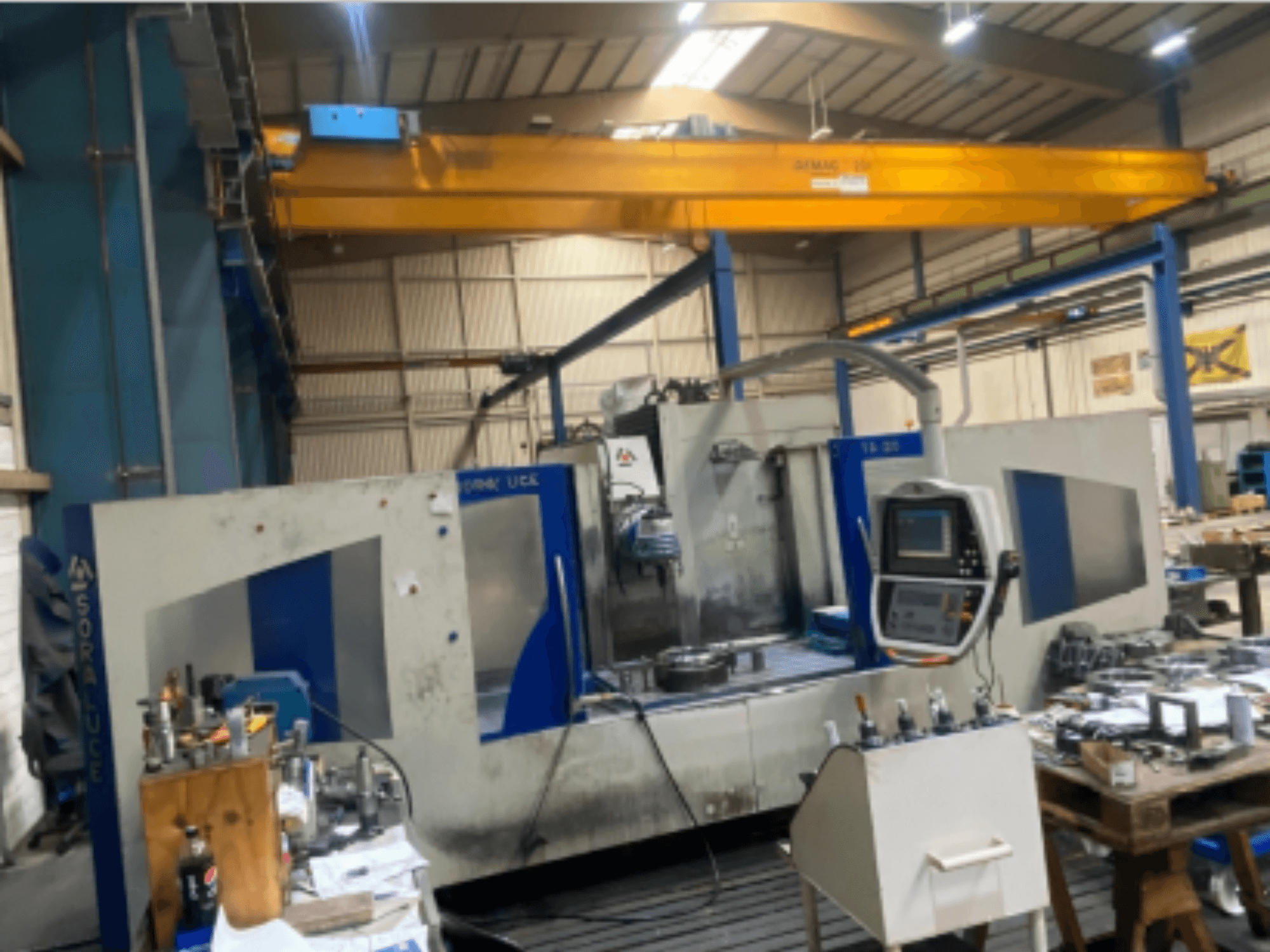 Soraluce TA-A20 yatak tipi freze makinesi, önden görünüm, kontrol paneli ve alet ve malzemelerin bulunduğu çalışma alanı.