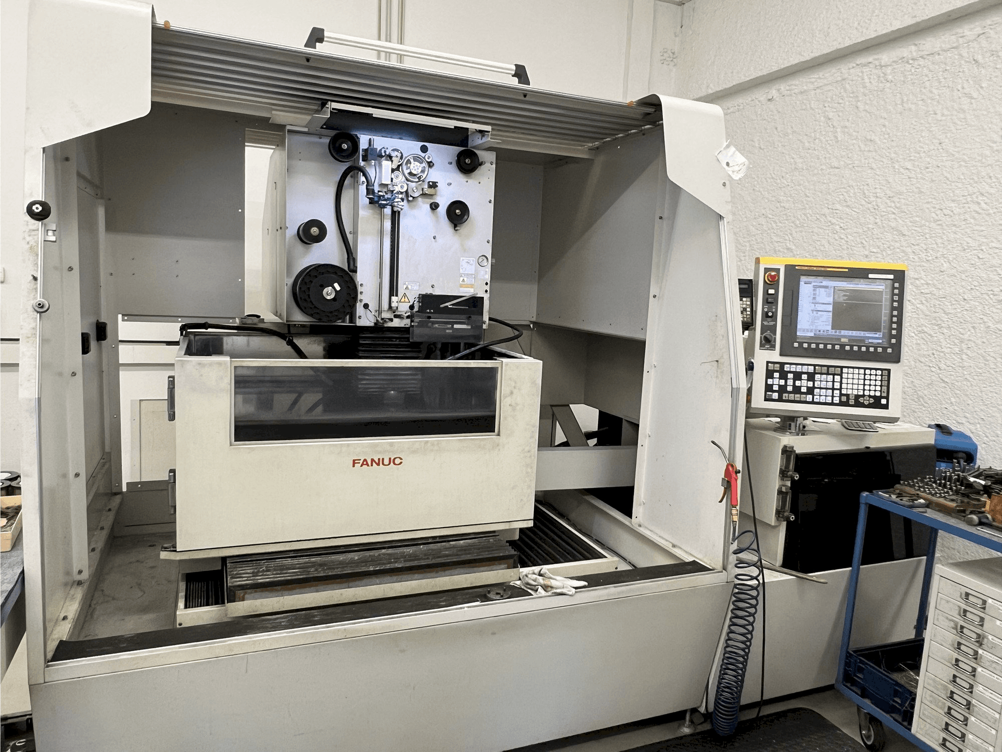 Makine FANUC Robocut Alpha 1-iD - Önden görünüm