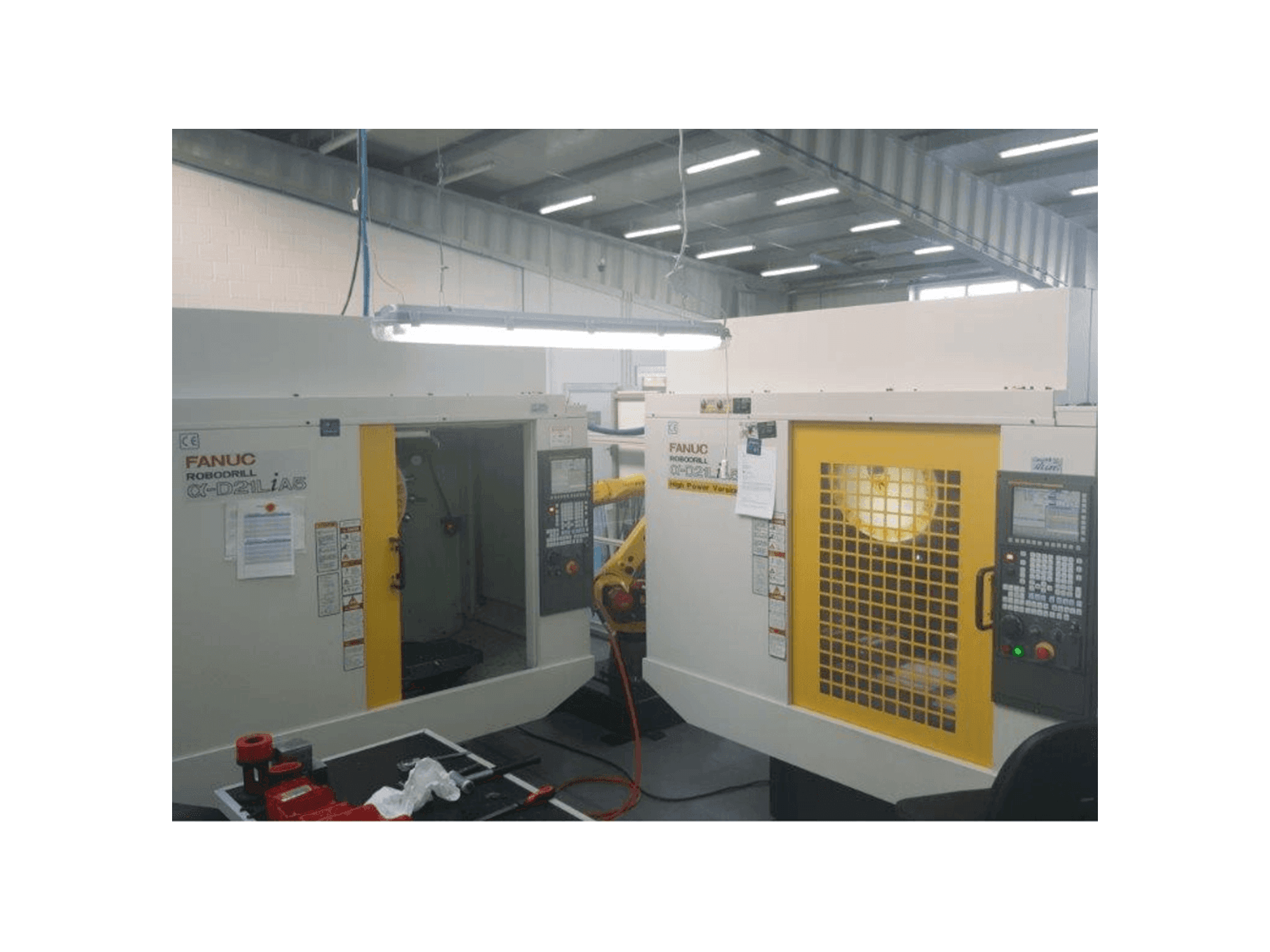 Makine FANUC RoboDrills D21LiA5 + M20iA/M35 - Önden görünüm