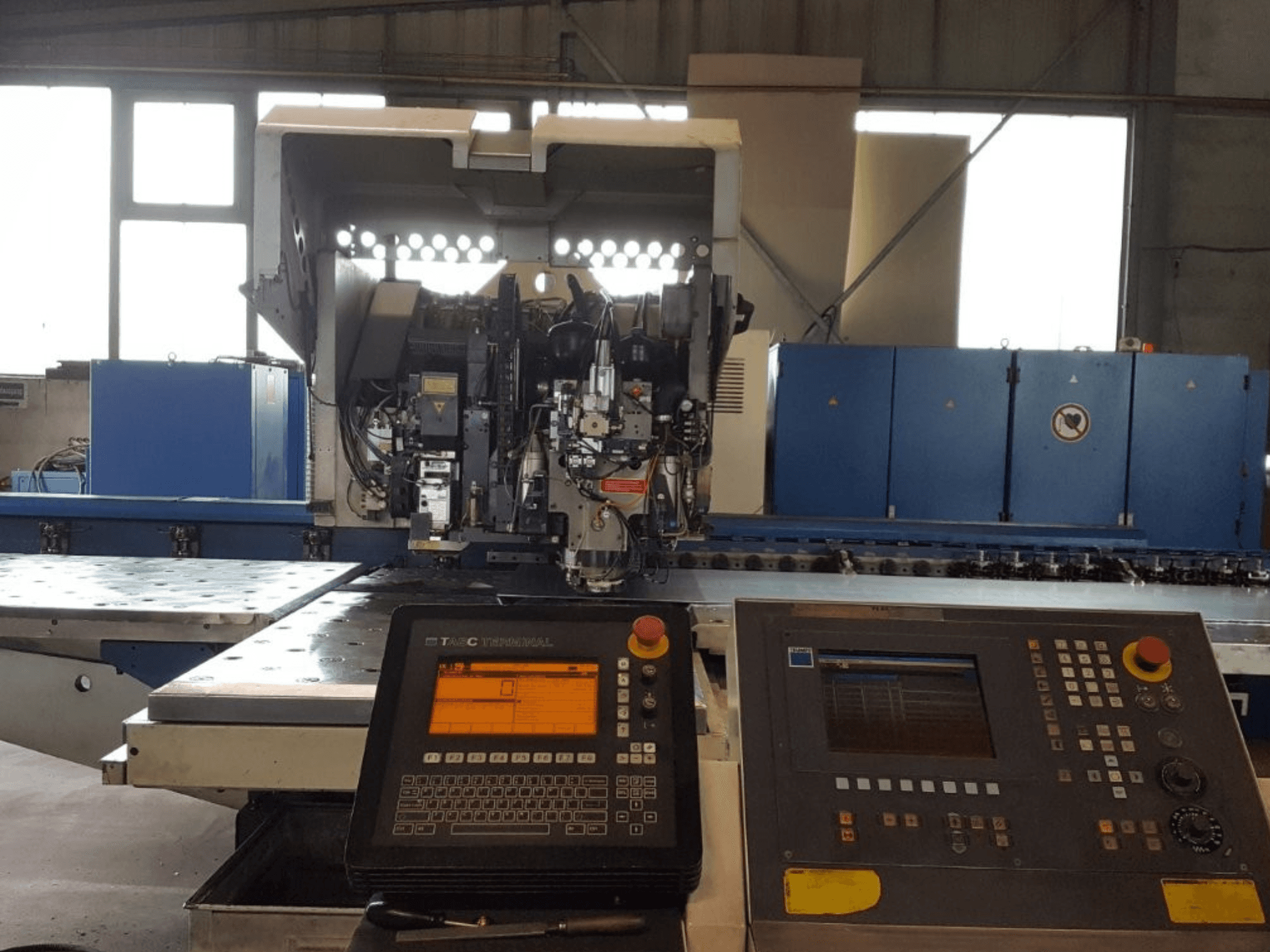 TRUMPF Trumatic 600L Punch-Laser Combo, önden görünüm, atölye ortamında kontrol paneli ve makine detayları.