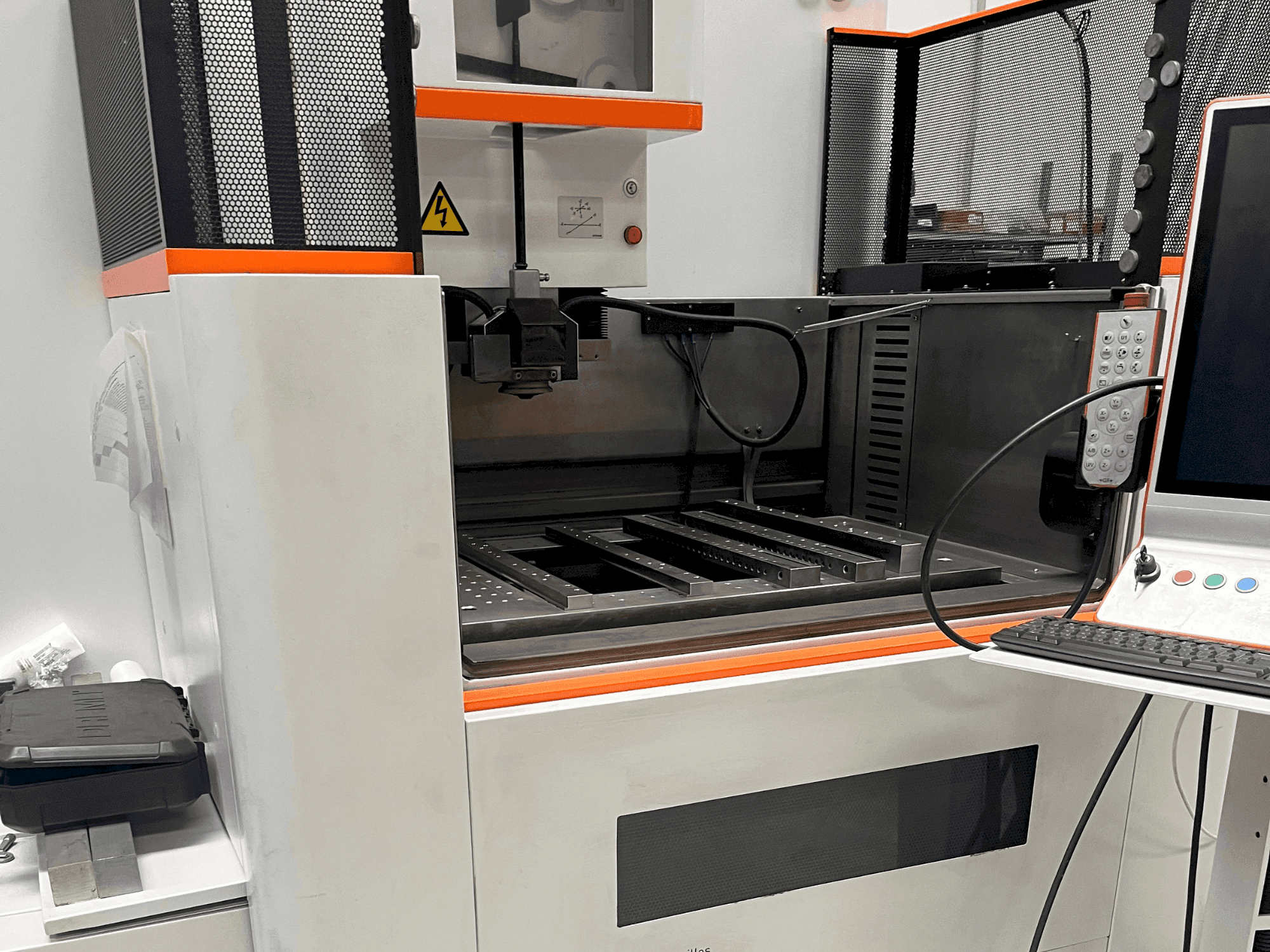 Makine AgieCharmilles CUT E 600 - Önden görünüm