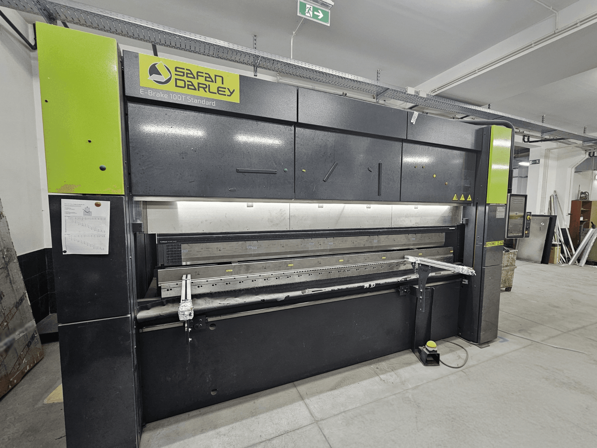 SafanDarley E-Brake 100T Standart, önden görünüm; kontrol paneli, ayak pedalı ve güvenlik özelliklerine sahip hidrolik bükme makinesi.