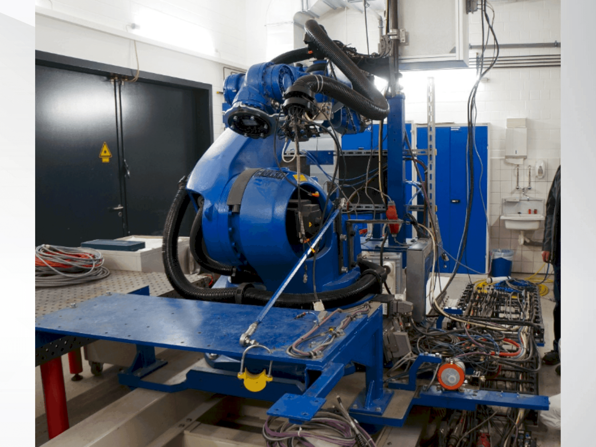 Makine KUKA KR 100-2 HA 2000 - Yan görünüm