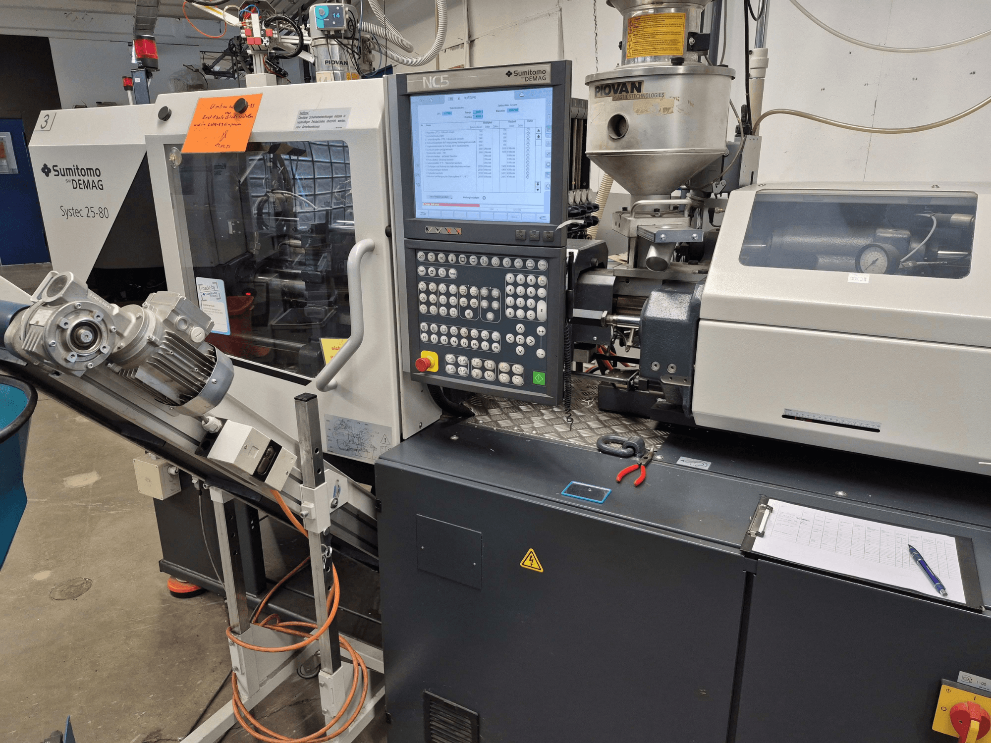 SUMITOMO SHI DEMAG Systec 25/320-80 hidrolik enjeksiyon kalıplama makinesi; kontrol paneli ve besleme sistemi görülebilen önden görünüm.