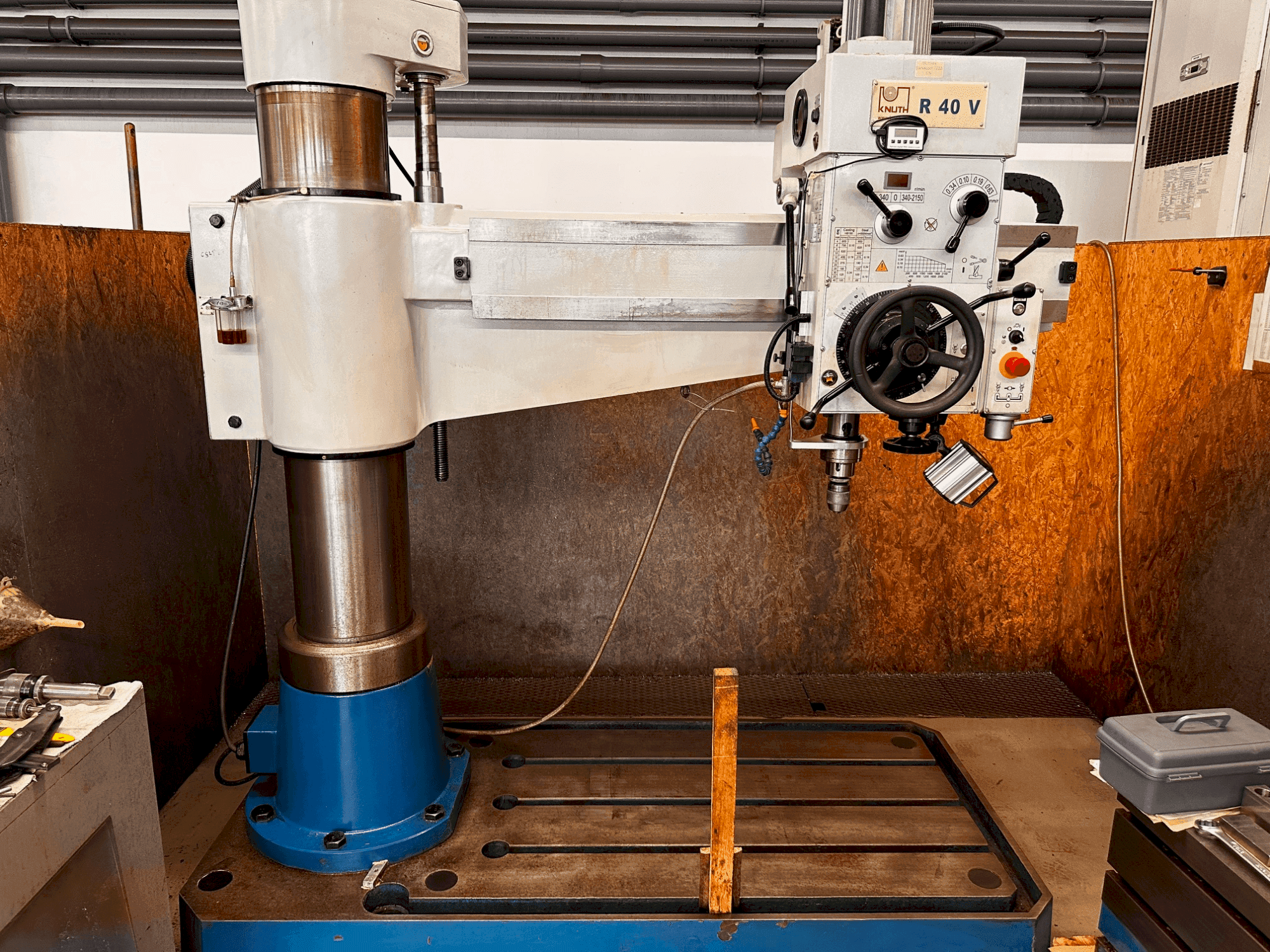 Makine KNUTH R40V - Önden görünüm