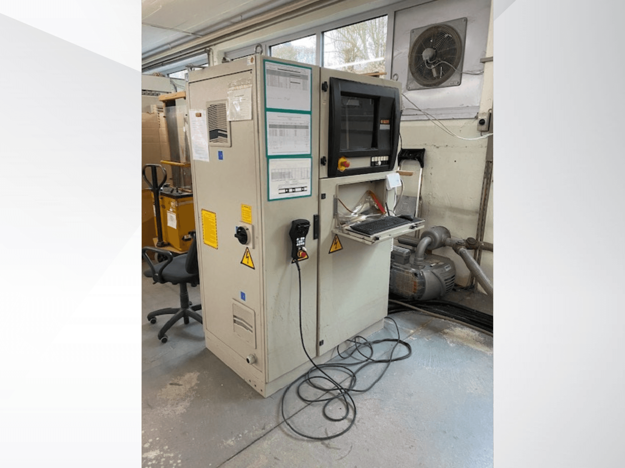 SCM Record 240 CNC ahşap işleme merkezi yandan görünümde, kontrol paneli, güvenlik etiketleri ve bir motora bağlı.