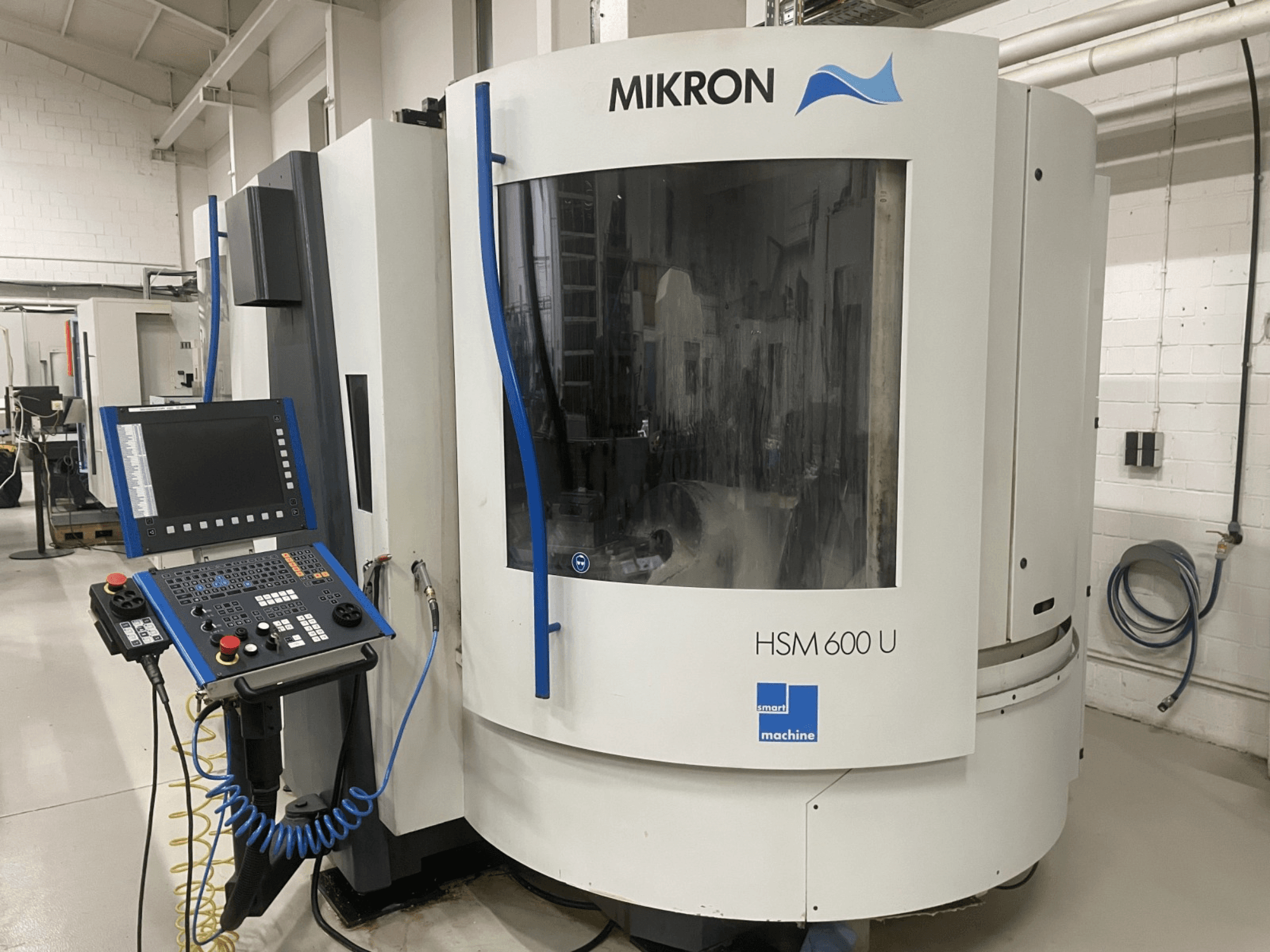 MIKRON HSM600U dikey işleme merkezi önden gösterilmiştir, operasyonel kontrol paneli ve geniş görüntüleme penceresi bulunmaktadır.