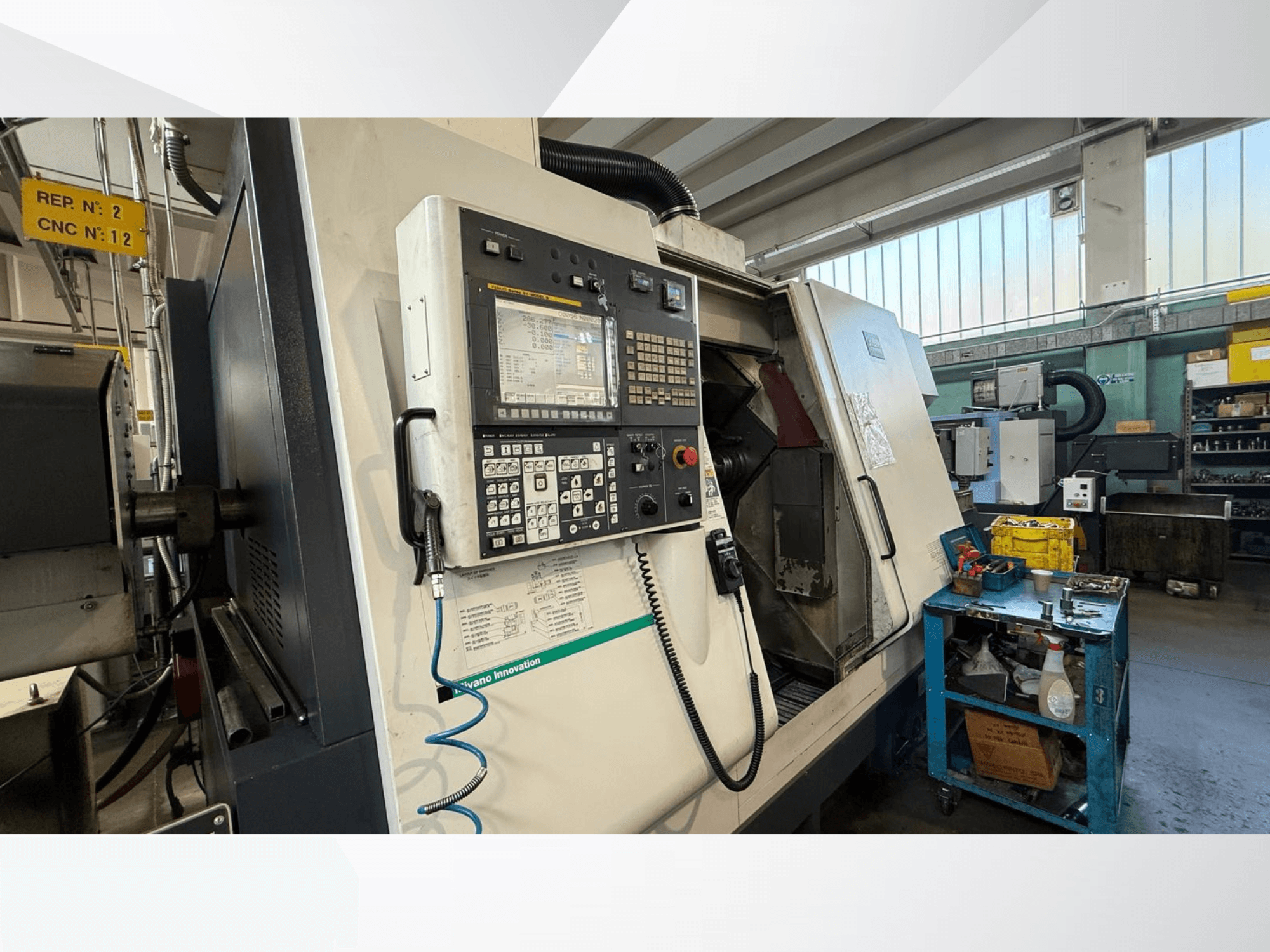 Miyano ABX64 YY2 yatay torna makinesinin önden görünümü, kontrol paneli, atölye ortamında alet ve ekipmanlarla birlikte.