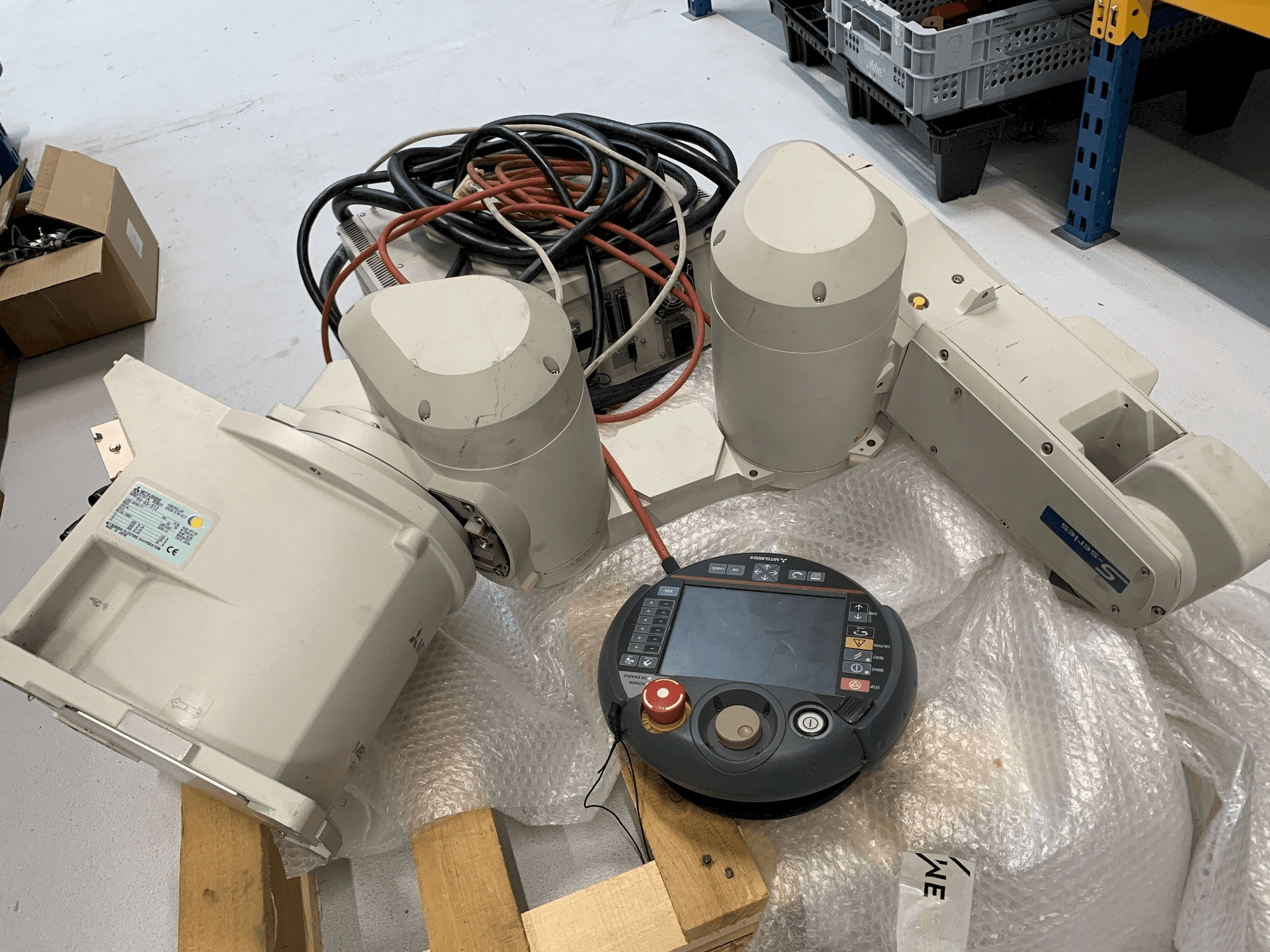 Makine Mitsubishi Melfa RV 6S - Önden görünüm