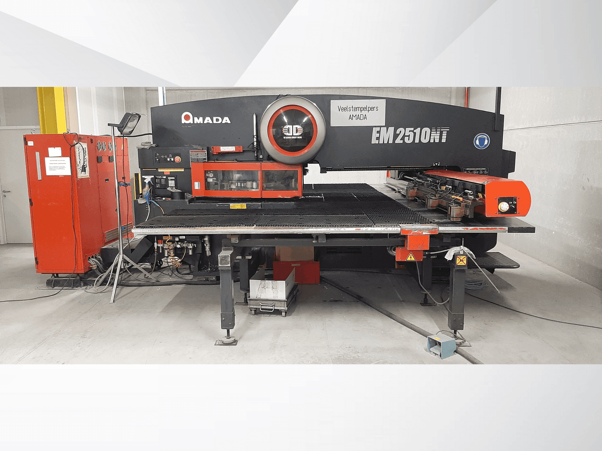 Makine AMADA EM2510NT - Önden görünüm