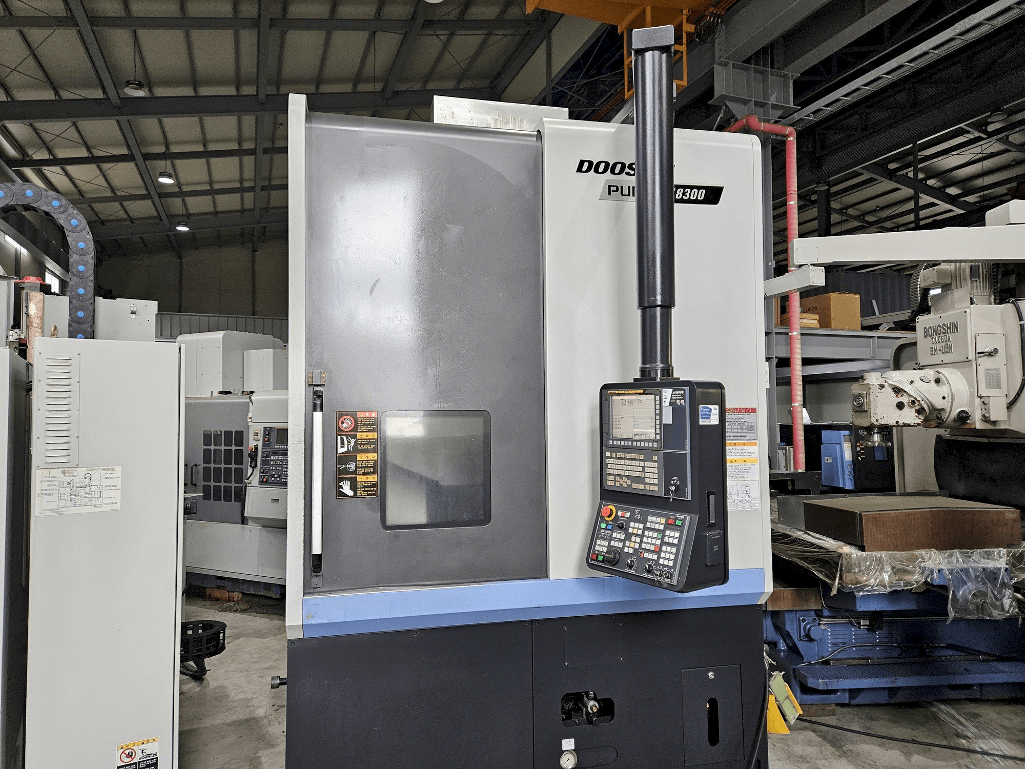 Makine DOOSAN PUMA V8300 - Önden görünüm