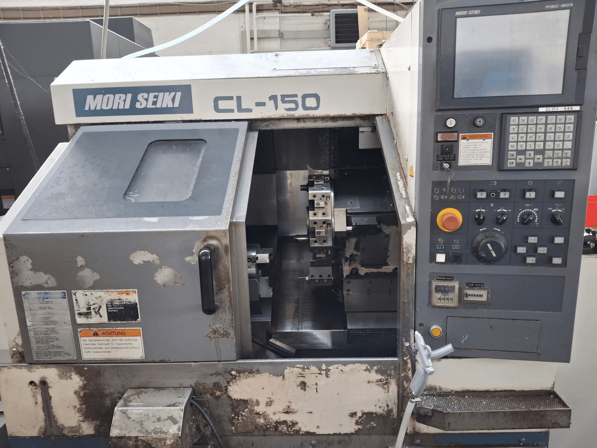 MORI SEIKI CL-150 yatay tornalama makinesi, önden görünüm. Kontrol paneli, kesici takımlar ve çalışma göstergeleri.
