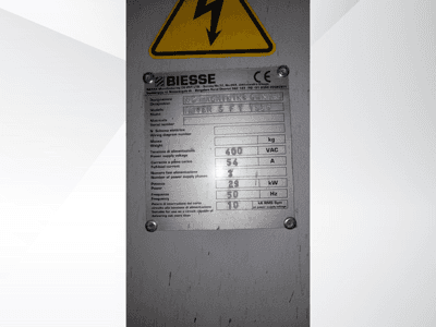 Biesse NC İşleme Merkezi teknik özellikler plakası, voltaj, ağırlık ve güç ayrıntılarını gösterir, yandan görünüm.