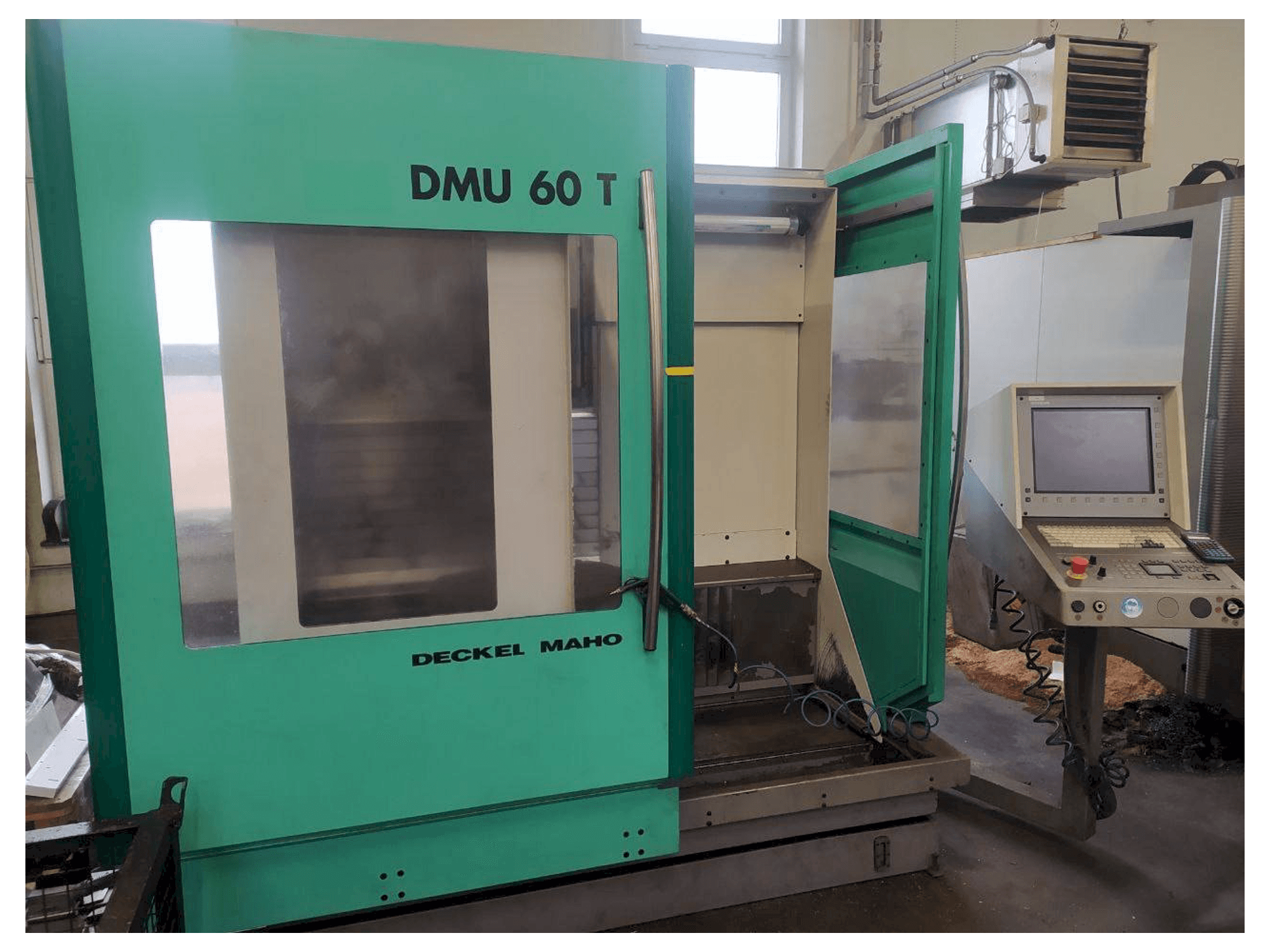 Makine DECKEL MAHO DMU 60 T - Önden görünüm