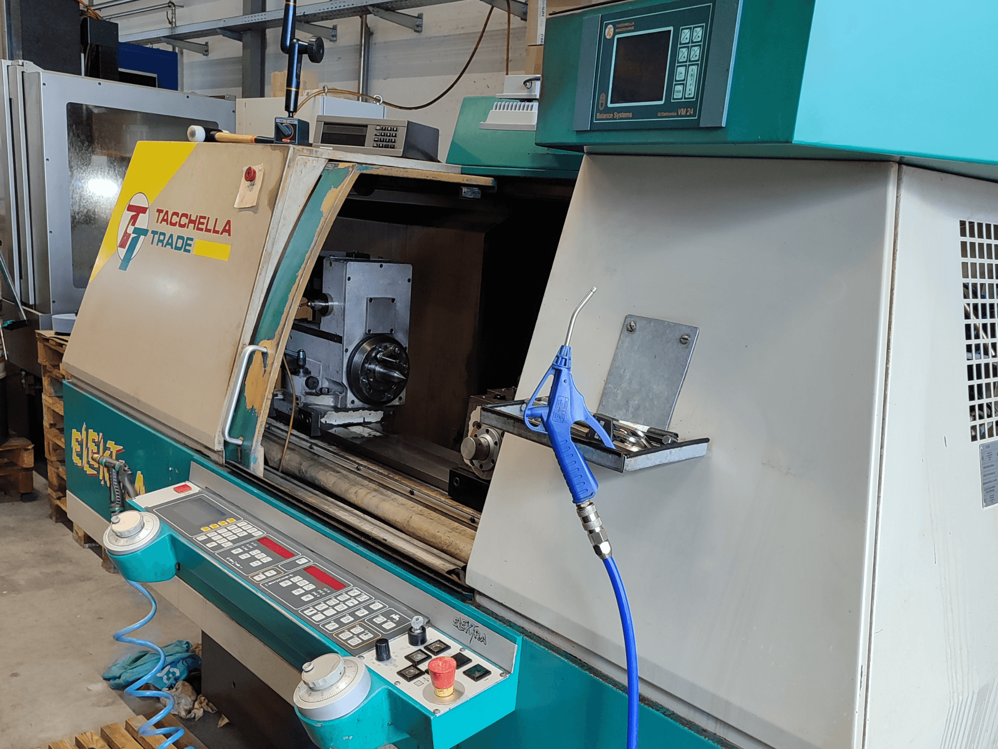 Silindirik Taşlama Makinesi Tacchella Elektra 513 MPC, kontrol paneli ve çalışma alanını gösteren önden görünüm.