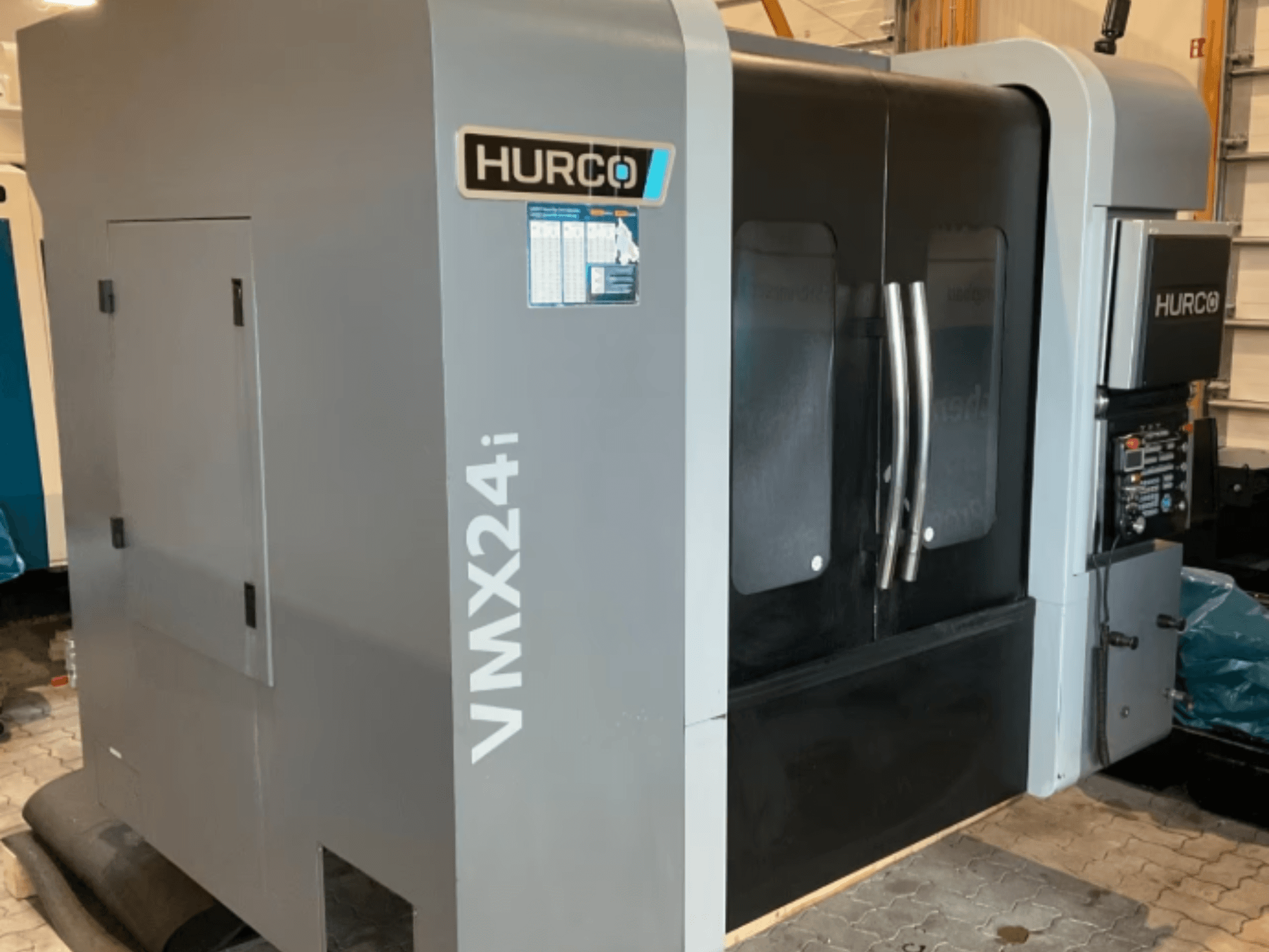 Hurco VMX 24i dikey işleme merkezi; metalik gri gövdeli, siyah panel kapaklı ve kontrol arayüzlü ön görünüm.