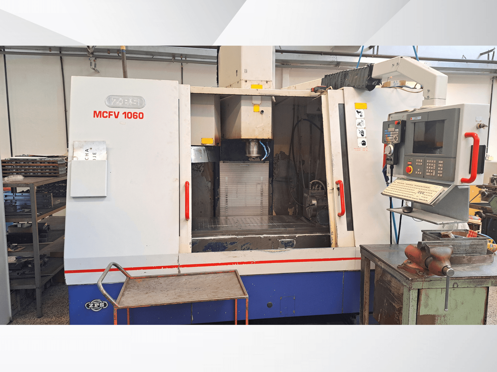 Bir atölyedeki ZPS MCFV 1060 CNC makinesi, kontrol paneli, iş mili ve çalışma alanını gösteren önden görünüm; metalik gri ve mavi renkler.