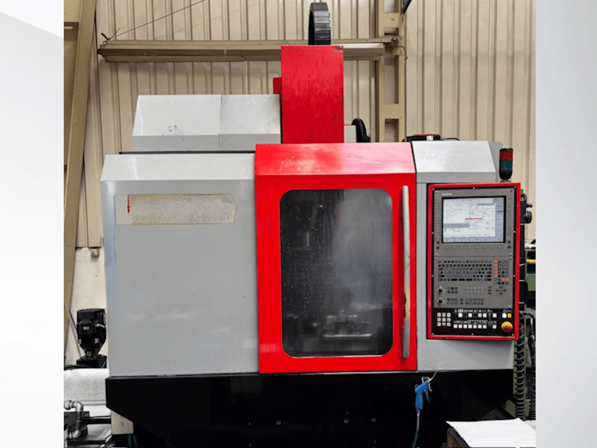 EMCO MC 75-50 dikey işleme merkezi, önden görünüm, ekranlı ve kırmızı vurgulu bir kontrol paneline sahiptir.