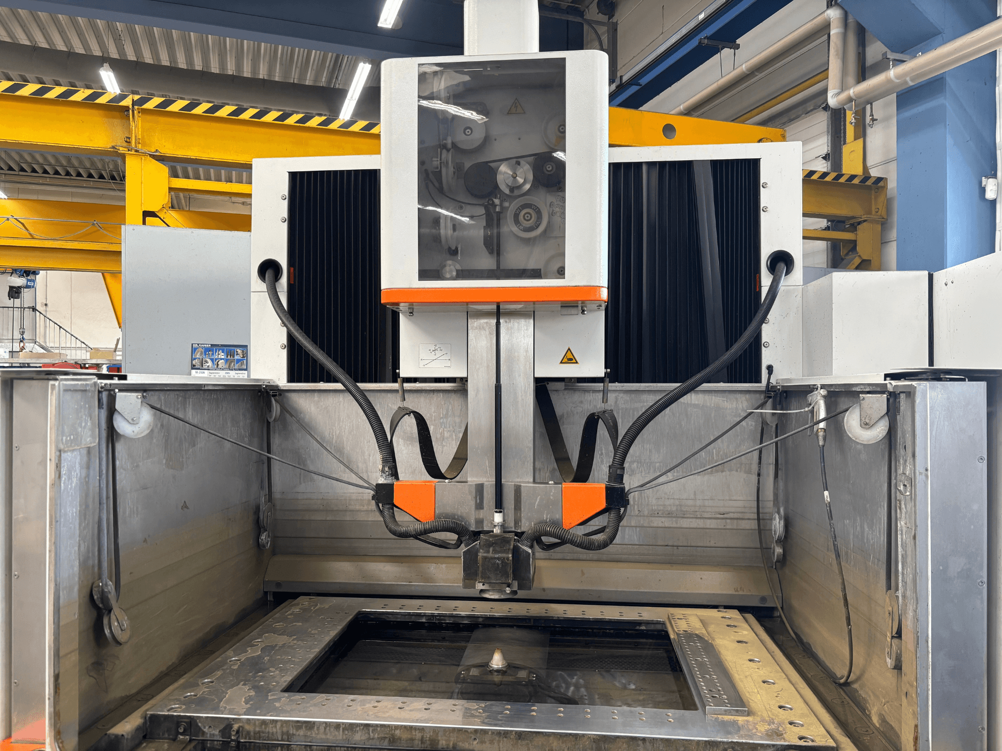 Tel EDM makinesi +GF+ AGIECHARMILLES CUT 400 Sp; iş masası ve çalıştırma mekanizmalarını gösteren önden görünüm.