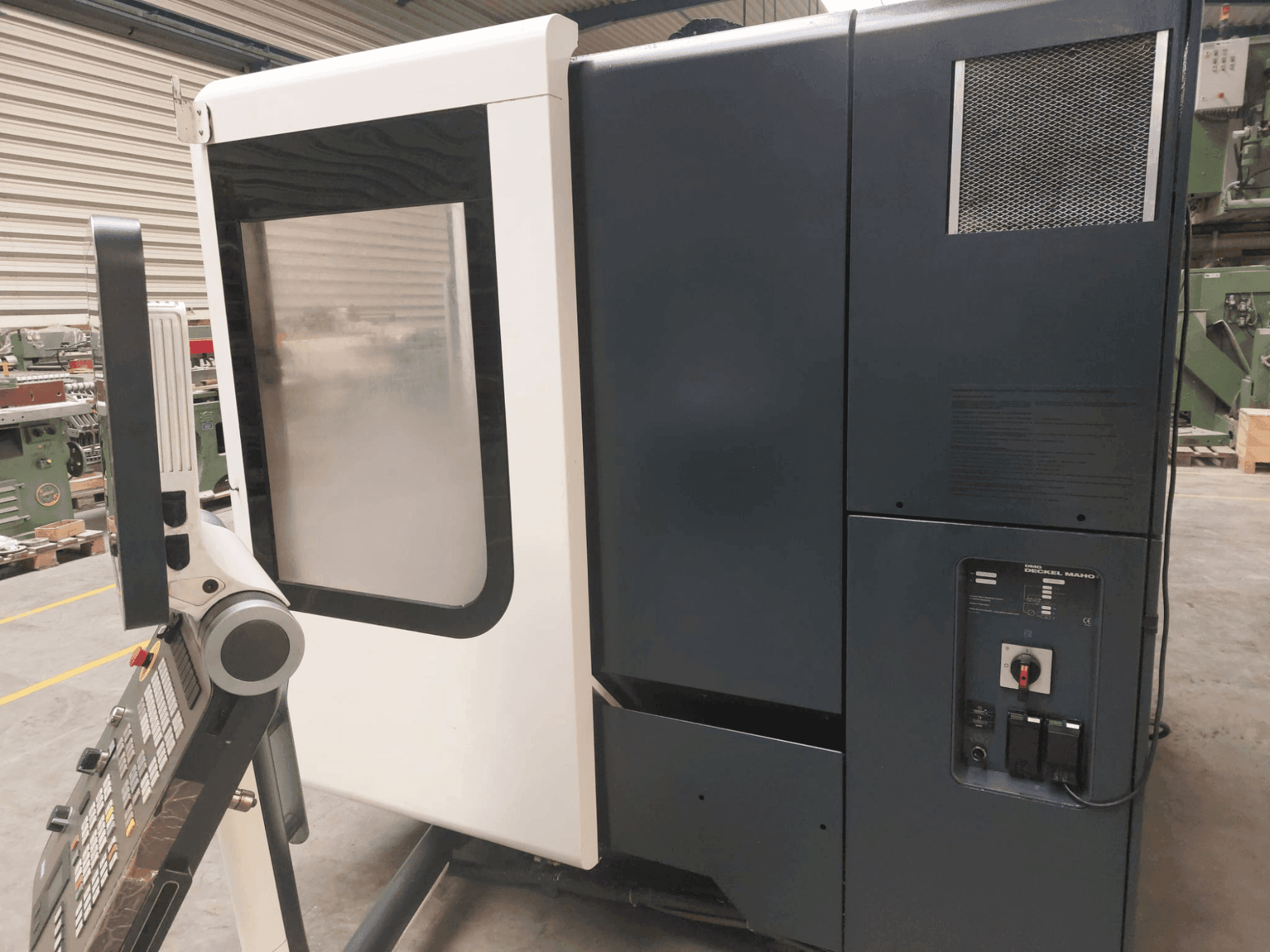 Makine DMG DECKEL MAHO DMU 50 - Önden görünüm