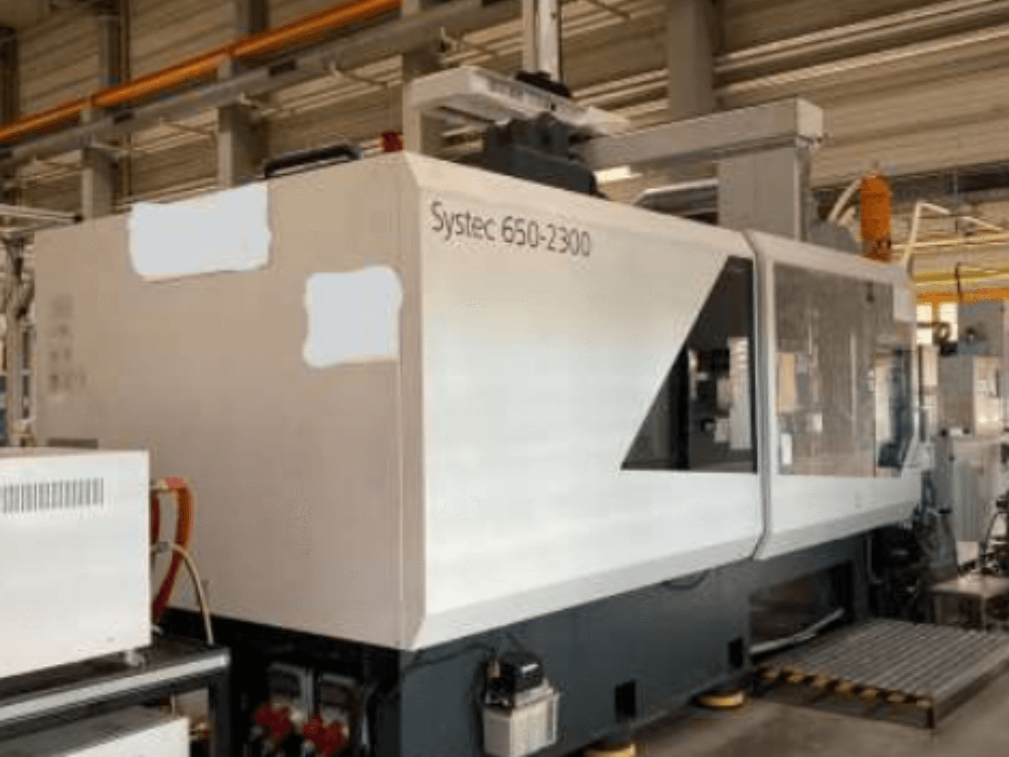 Systec 660-2300 makine, önden görünüm, büyük gövde, kontrol paneli ve emniyetli yükleme platformu, endüstriyel kullanıma uygun.