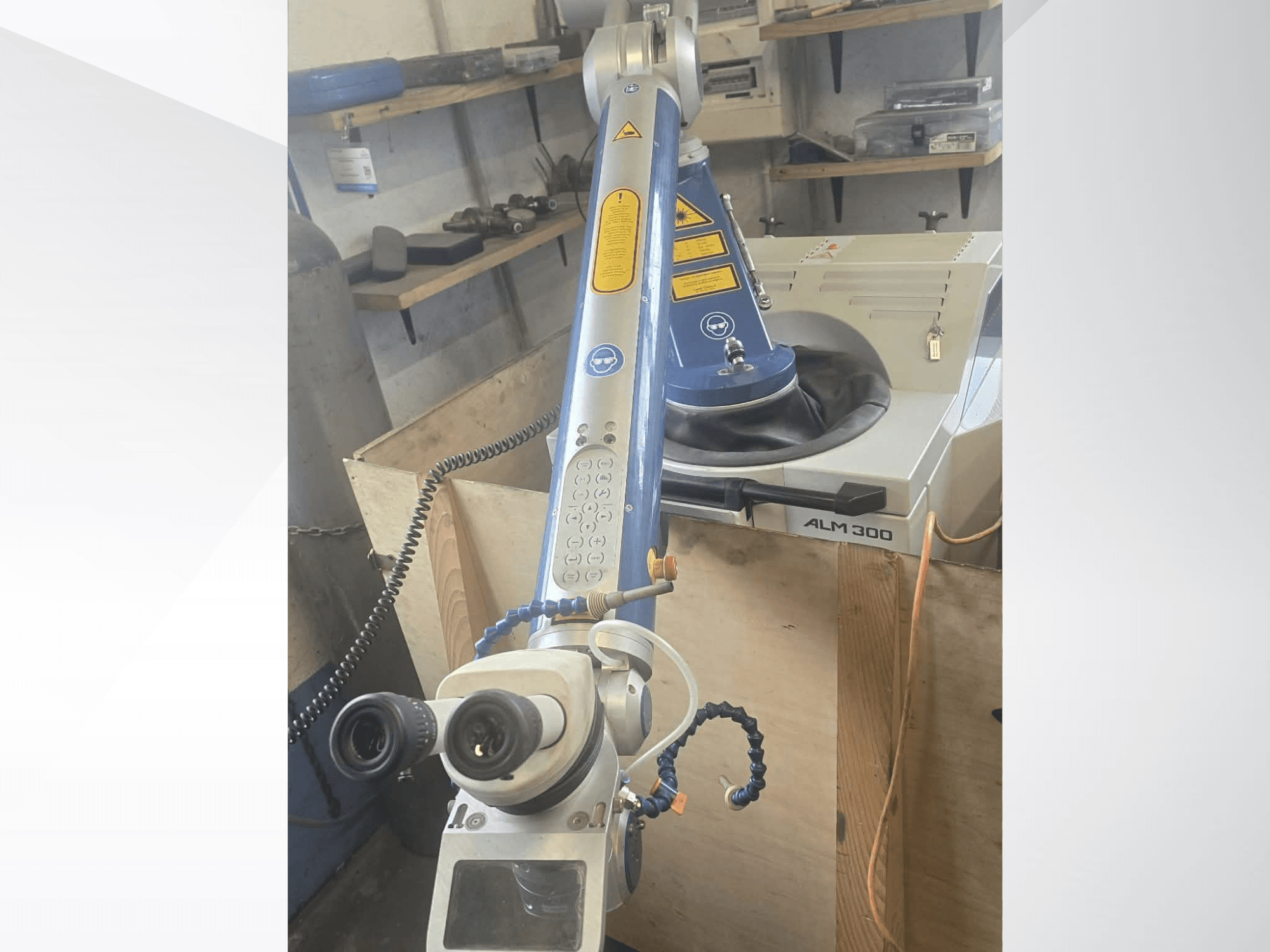 Robot kolu, optik lensler ve kontrol paneli ile donatılmış ALPHA LASER ALM 300 lazer kaynak makinesinin önden görünümü.