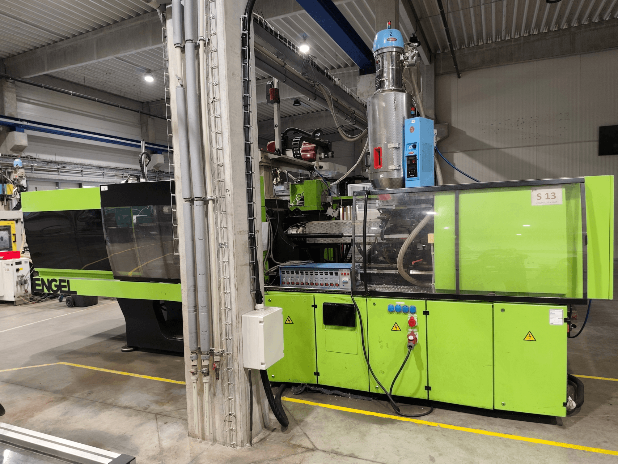 Engel Victory 750/180 hidrolik enjeksiyon kalıplama makinesi, önden görünüm; yeşil dış yüzey ve kontrol paneli detayları.