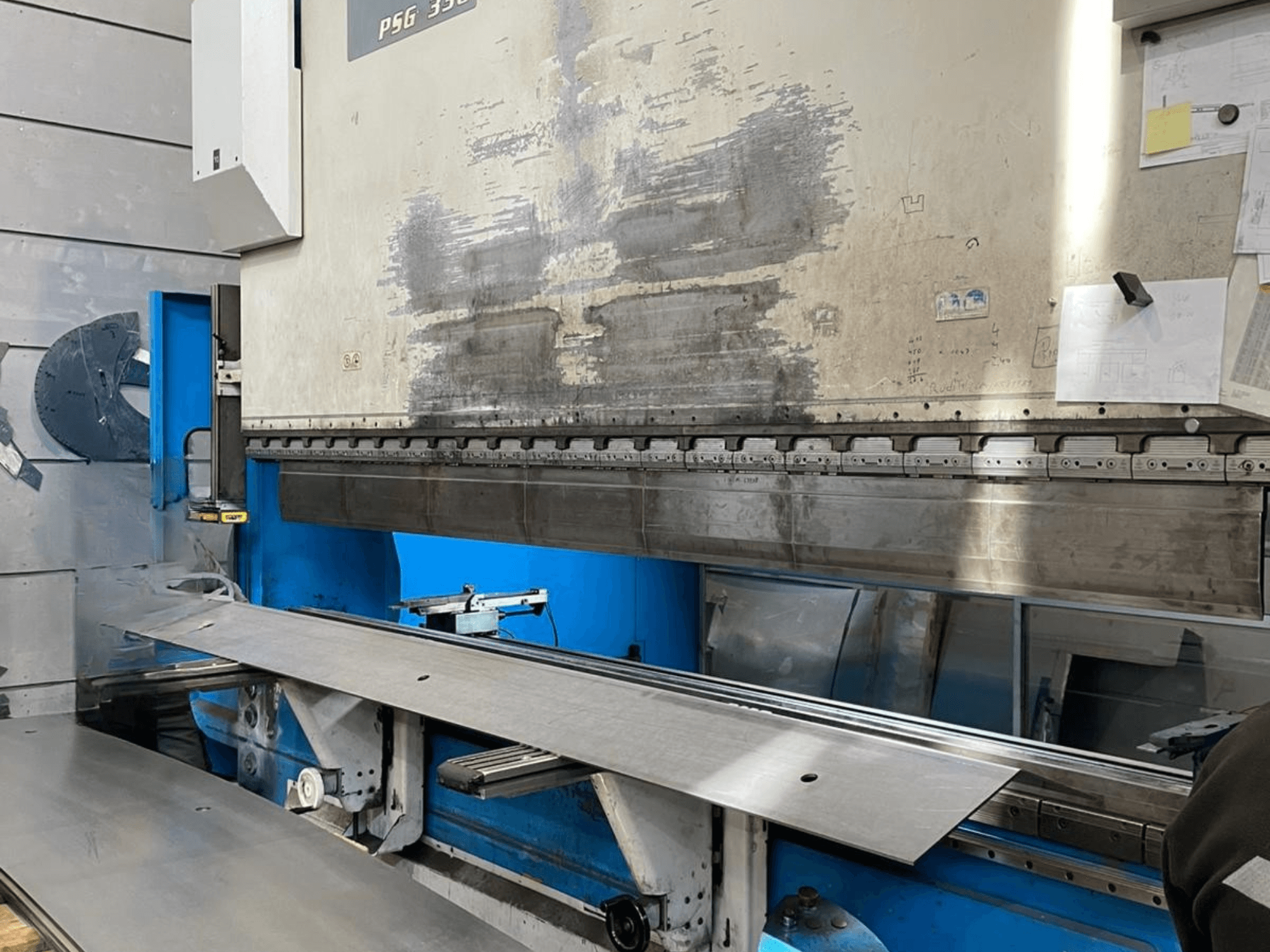 GASPARINI PSG 330/4000 Variante C abkant pres atölyede, metal levha ve makine kontrolleri ile bükme alanını gösterir.