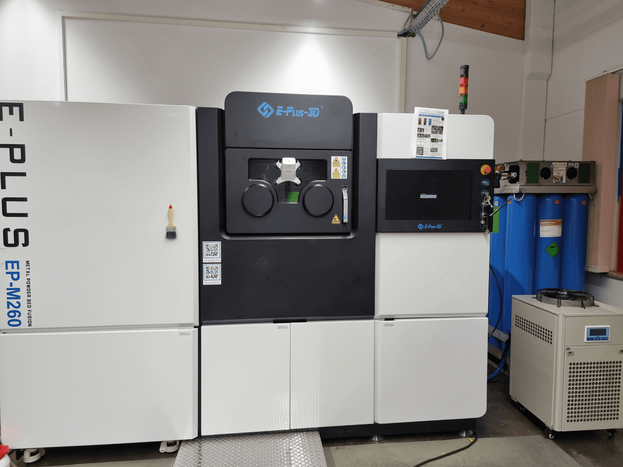 Eplus3D EP-M260 metal 3D yazıcının önden görünümü; çift hazne ve kontrol paneli detaylarını göstermektedir.