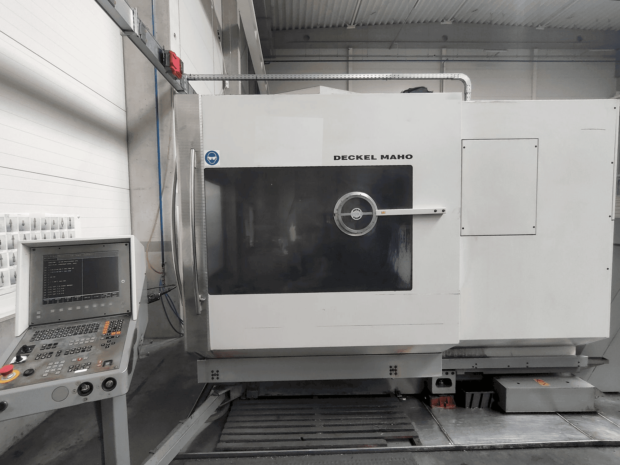 Makine DECKEL MAHO DMU 60P - Önden görünüm