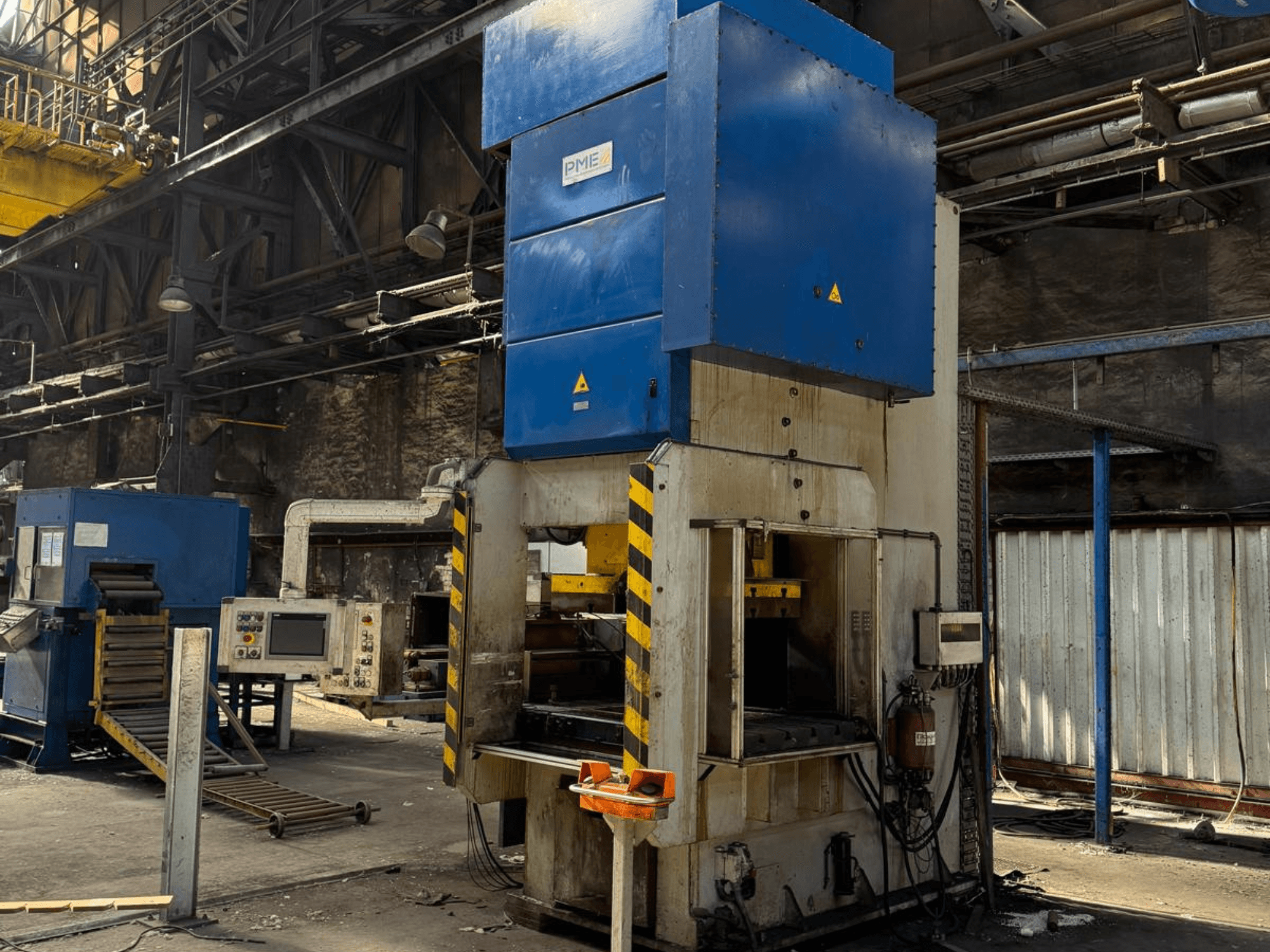 PME PE 400-1700 C mekanik damgalama presi, önden görünüm; fabrika ortamında mavi üst kısım ve sarı çizgili tabanı gösterilmektedir.