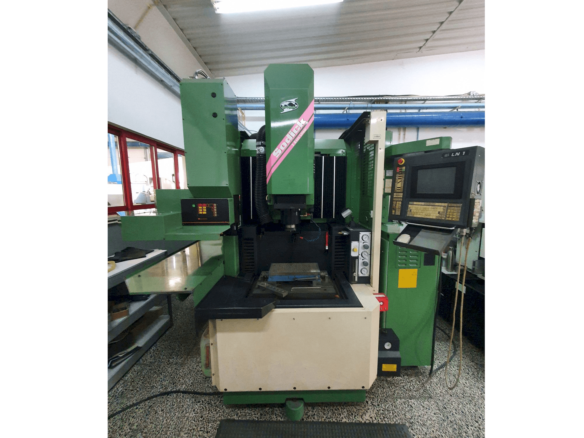 Makine Sodick AQ35L - Önden görünüm