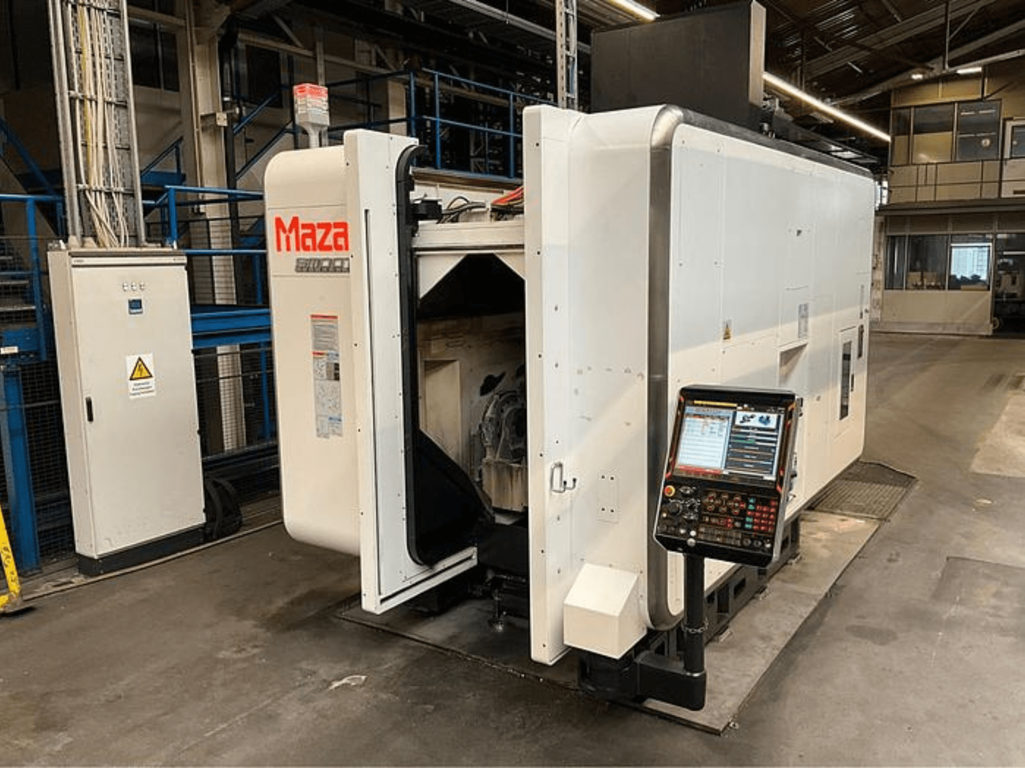 Maza CNC makinesi, kontrol paneli, endüstriyel tasarım ve görünür makine bileşenleri ile önden gösterilmiştir.