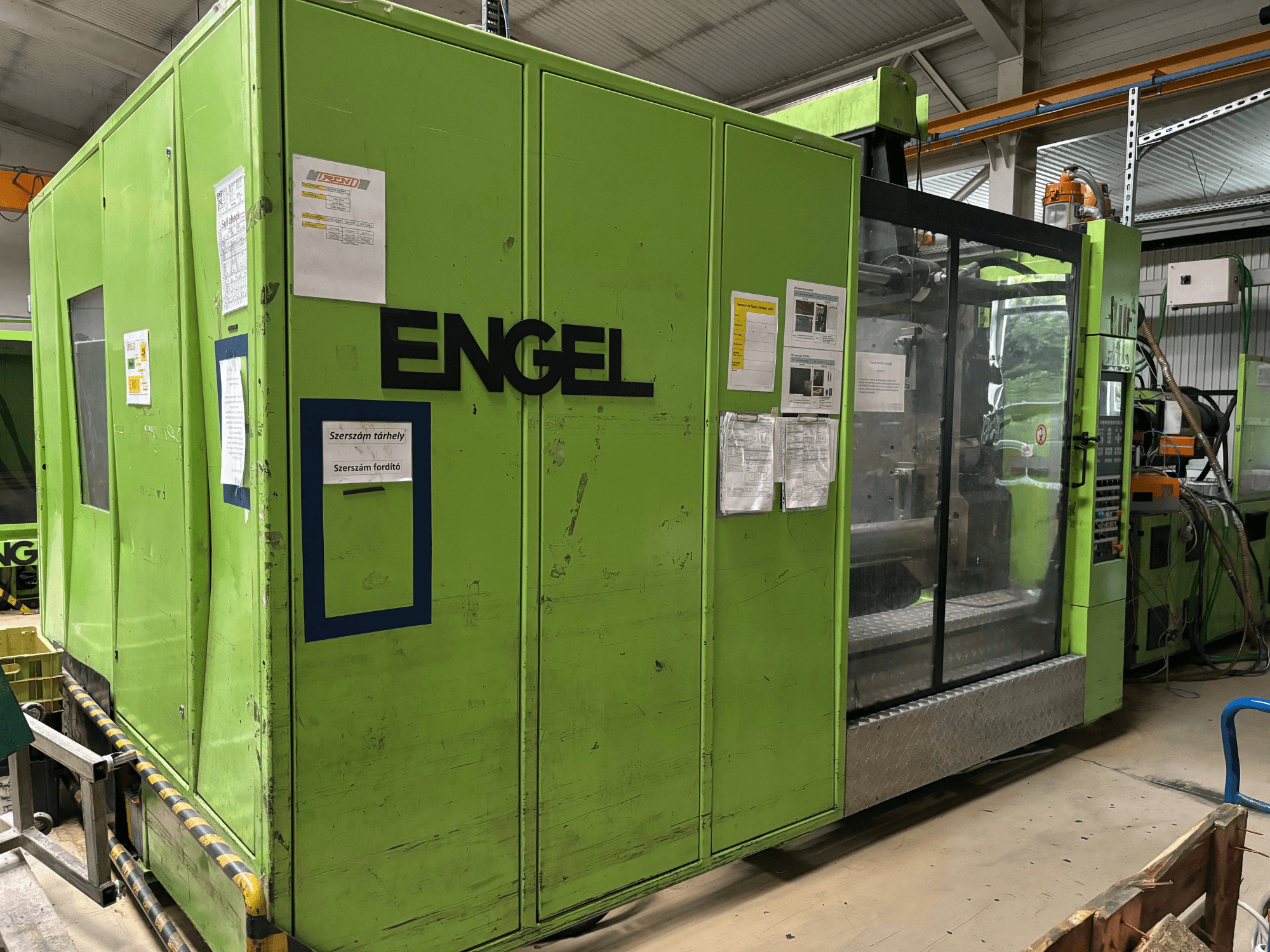 Hidrolik enjeksiyon kalıplama makinesi Engel DUO 5550/800, önden görünüm, yeşil dış yüzey ve şeffaf erişim paneli.