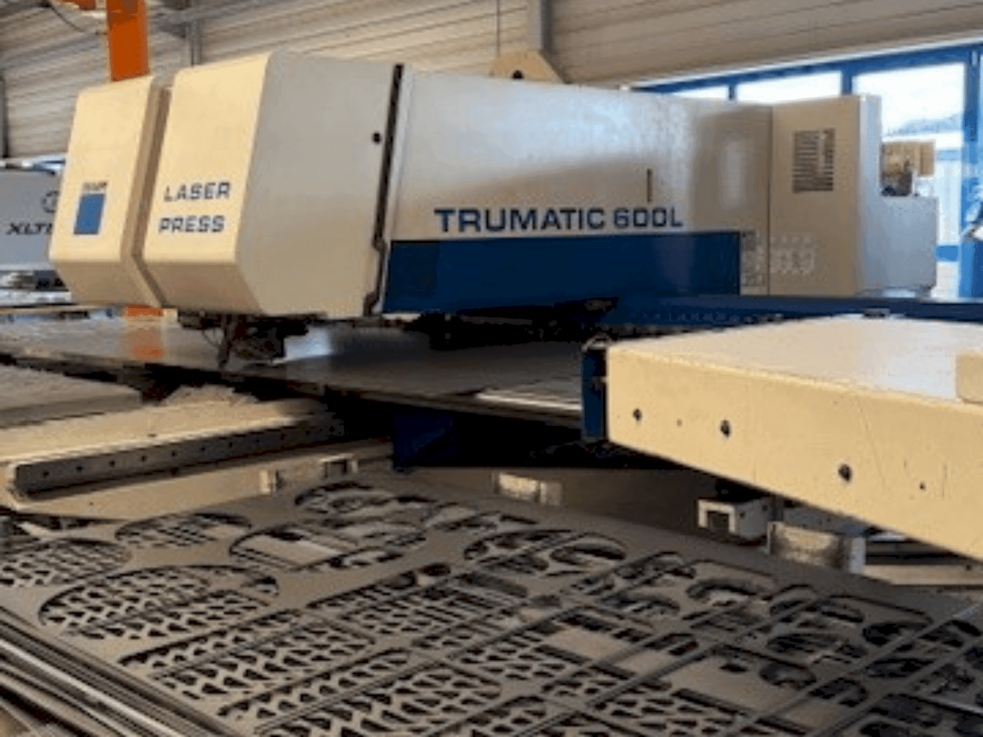 Makine TRUMPF Trumatic 600L - Önden görünüm