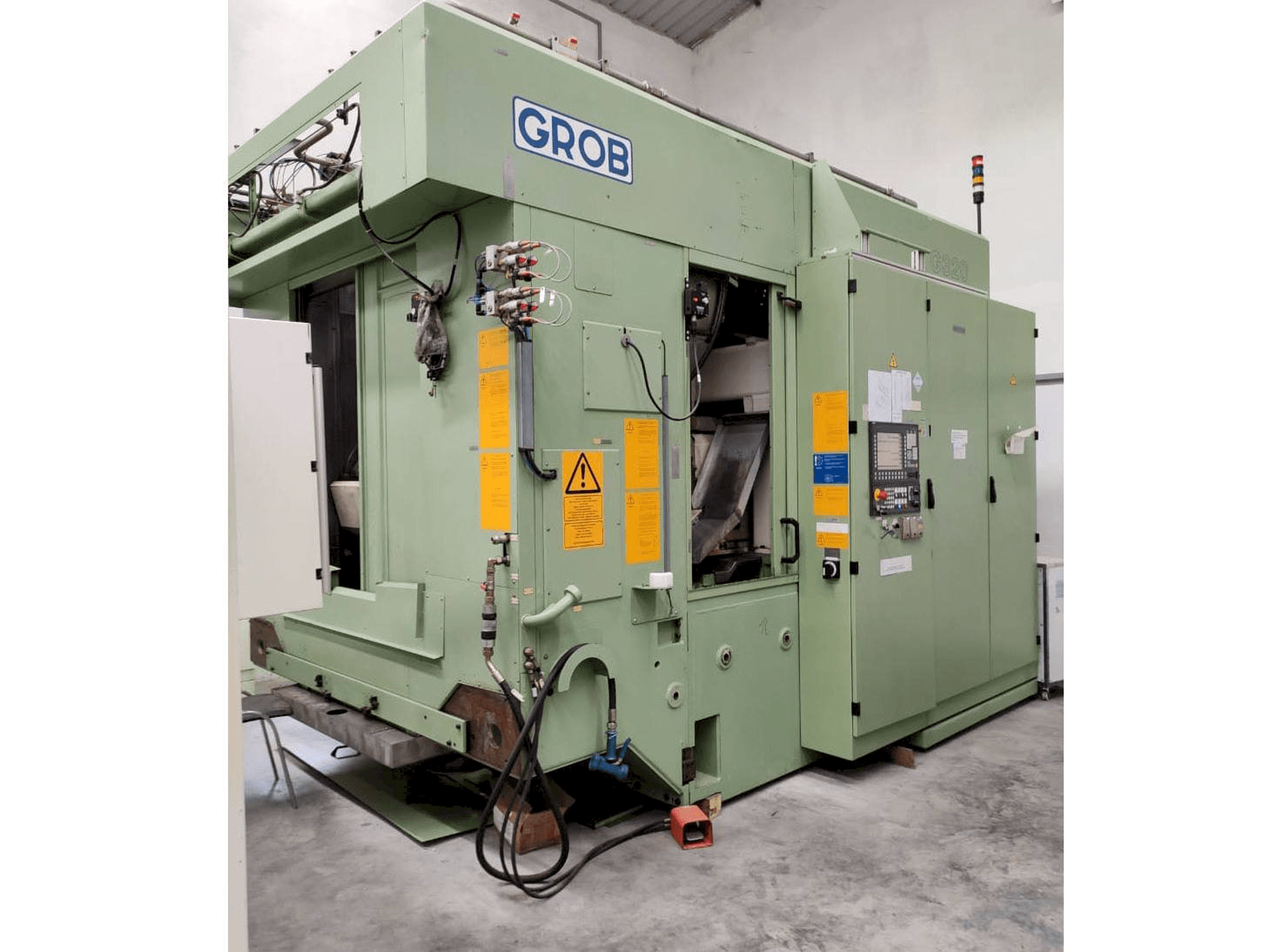 Makine GROB G320 - Önden görünüm
