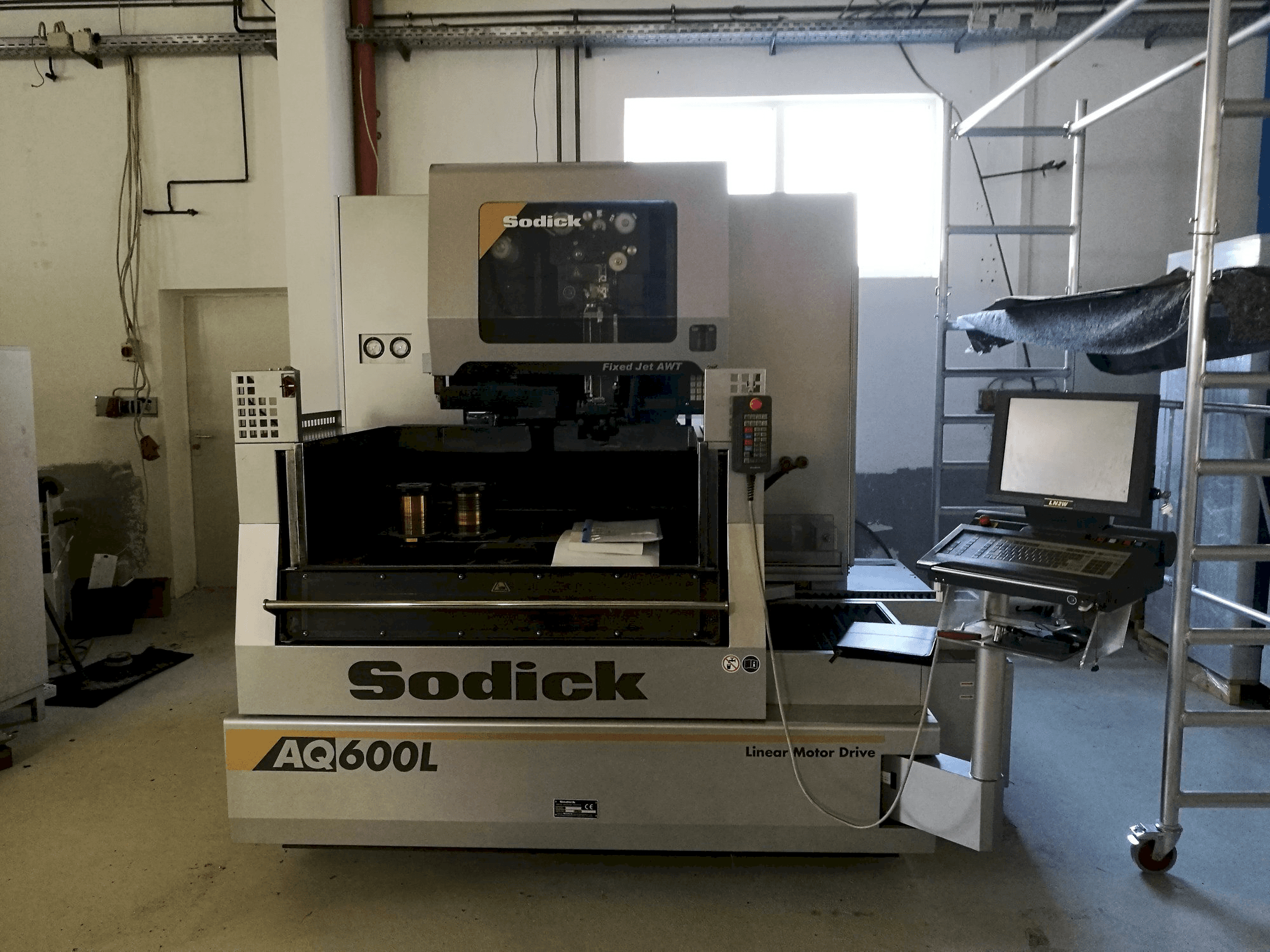 Makine Sodick AQ600L - Önden görünüm