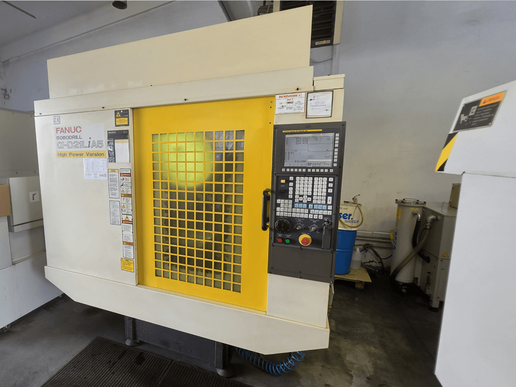 FANUC ROBODRILL alpha-D21LiA5 dikey işleme merkezi, önden görünüm; sarı renkli güvenlik kapısı ve kontrol paneli ile.