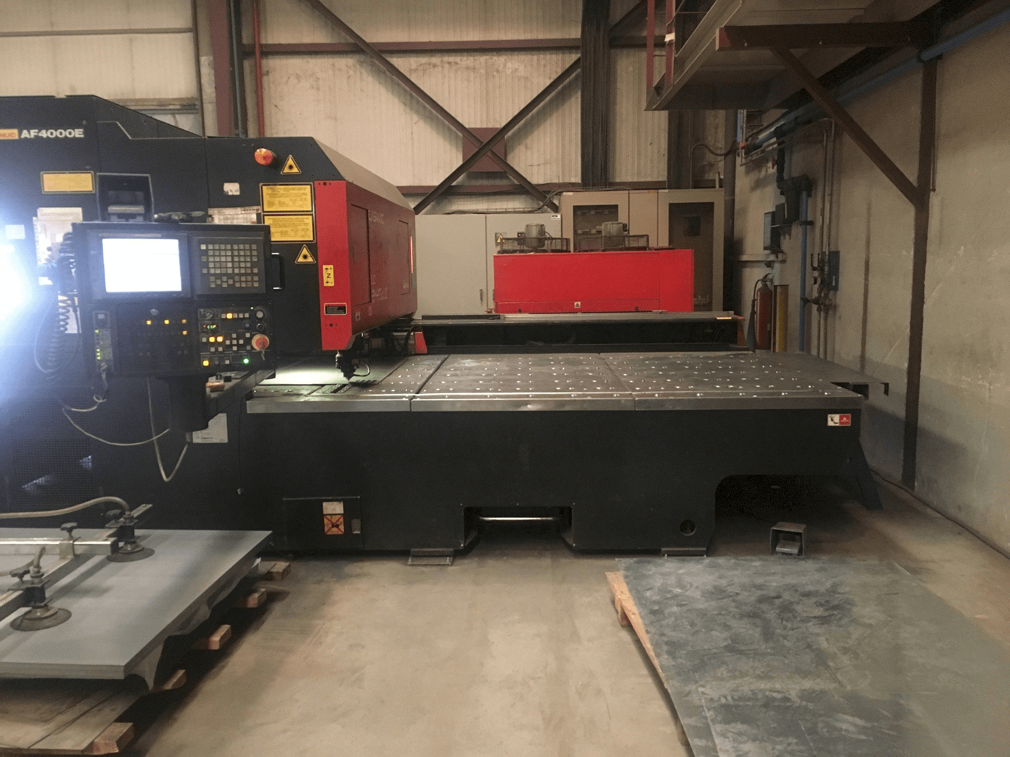 Makine AMADA LC 2415 A3 - Önden görünüm
