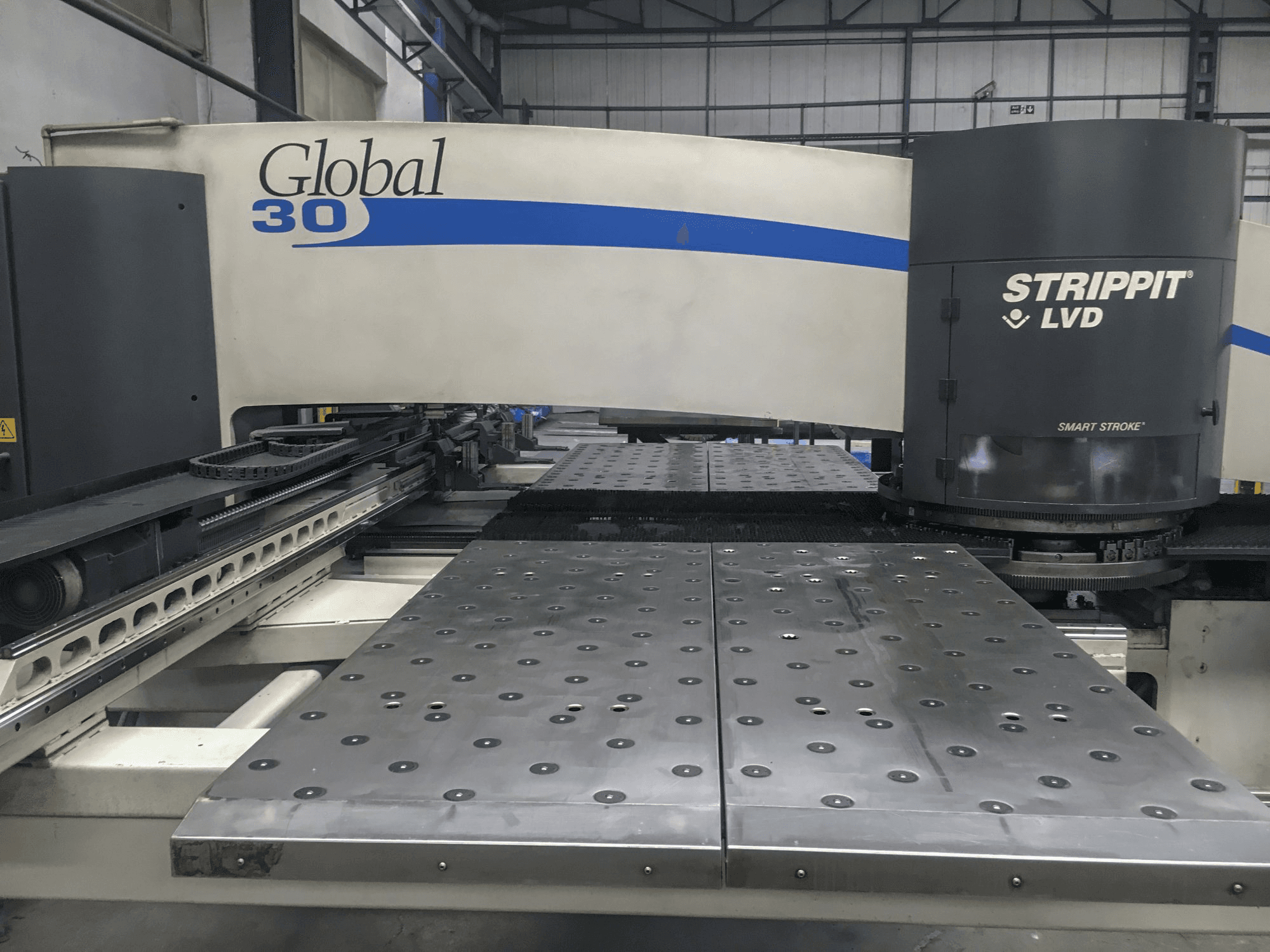 Makine LVD - Önden görünüm STRIPPIT Global 30 1525