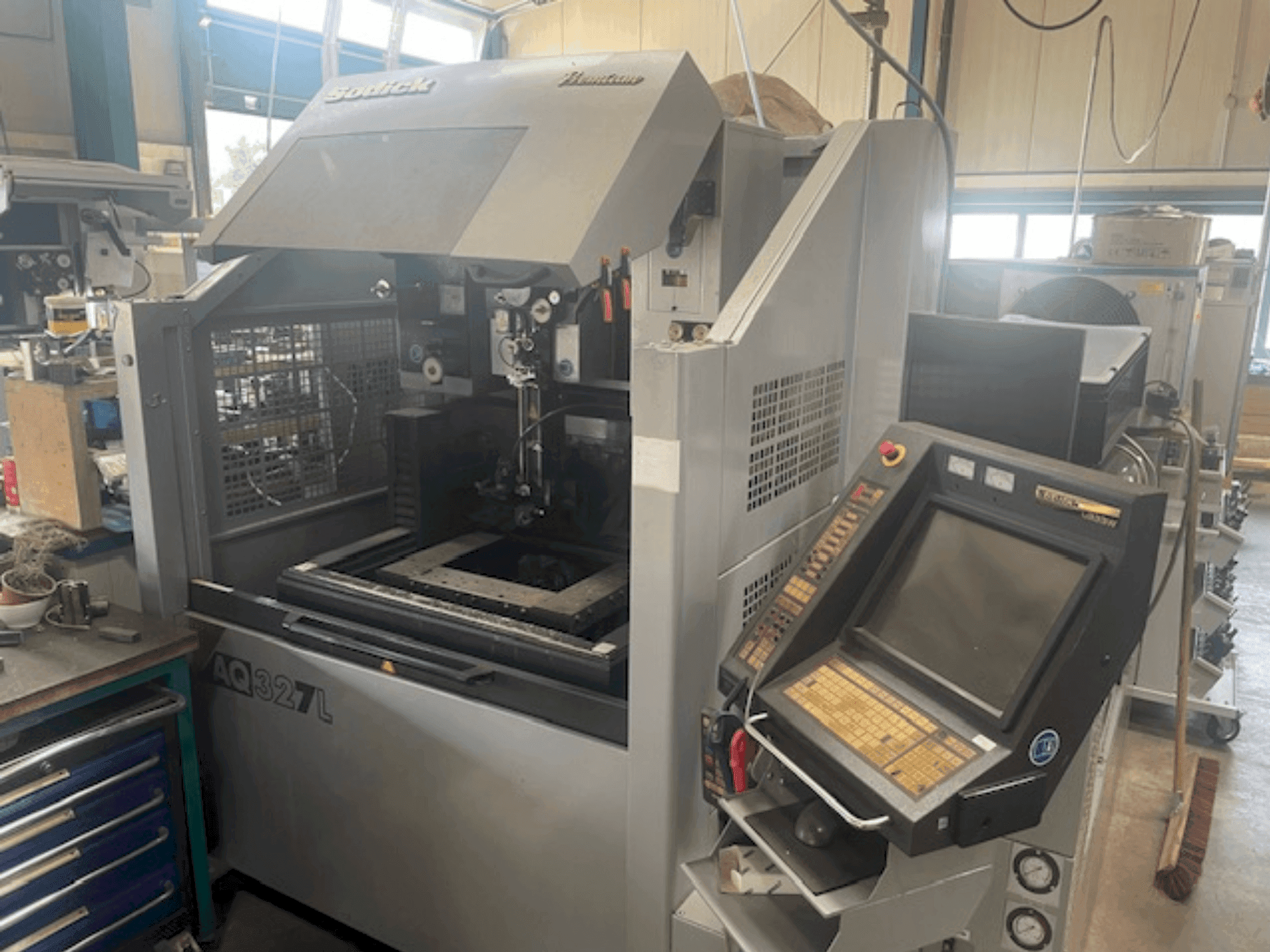 Makine Sodick AQ327l - Önden görünüm