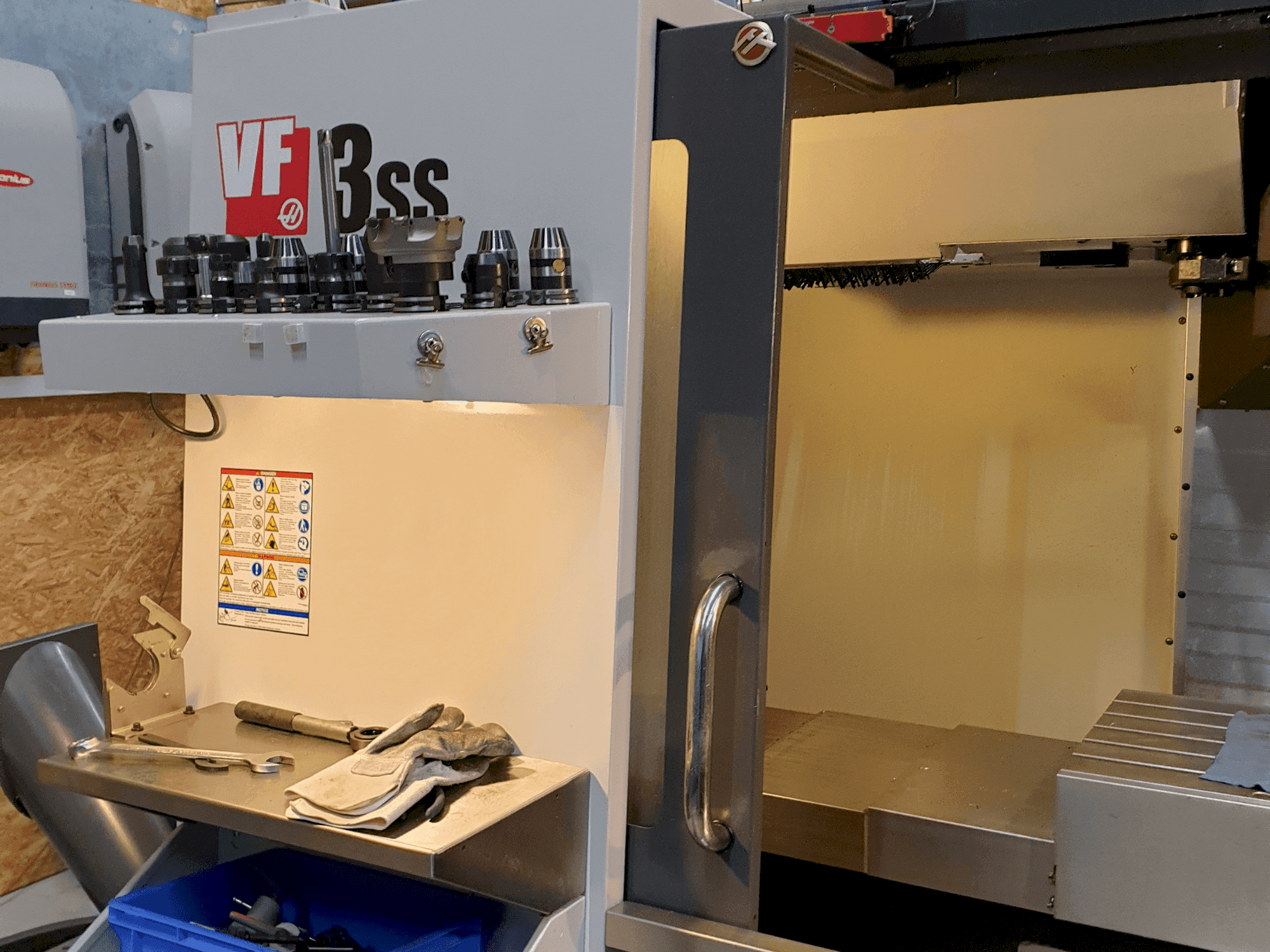 Makine HAAS VF-3SS - Önden görünüm