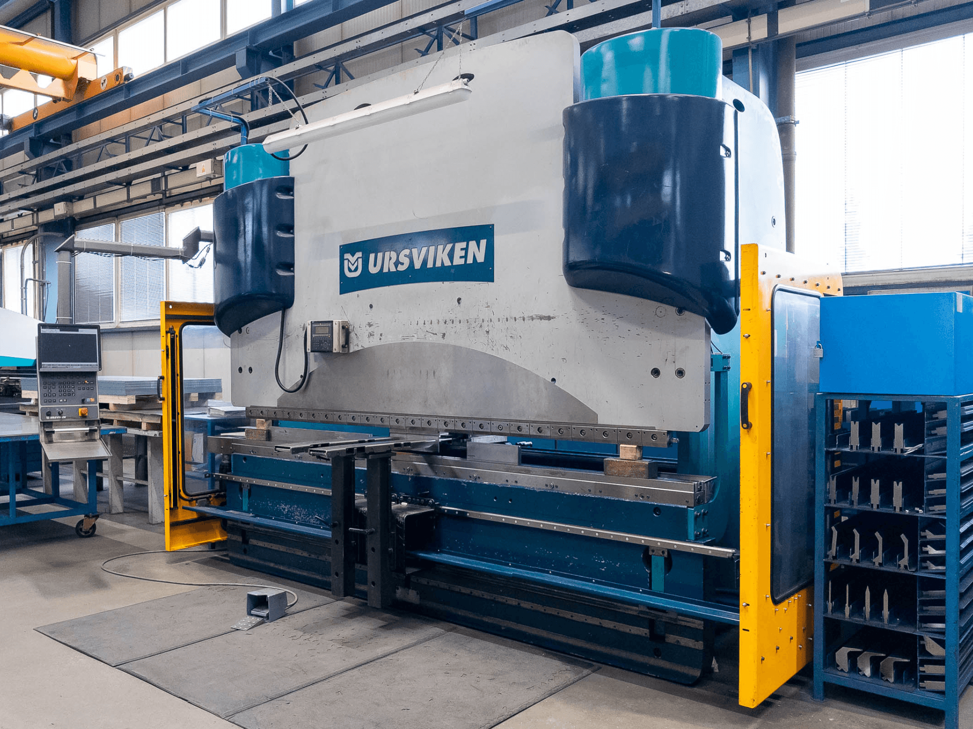 Üretim ortamında Ursviken Optiflex 130 3.1M abkant pres, önden görünüm ve kontrol paneli.