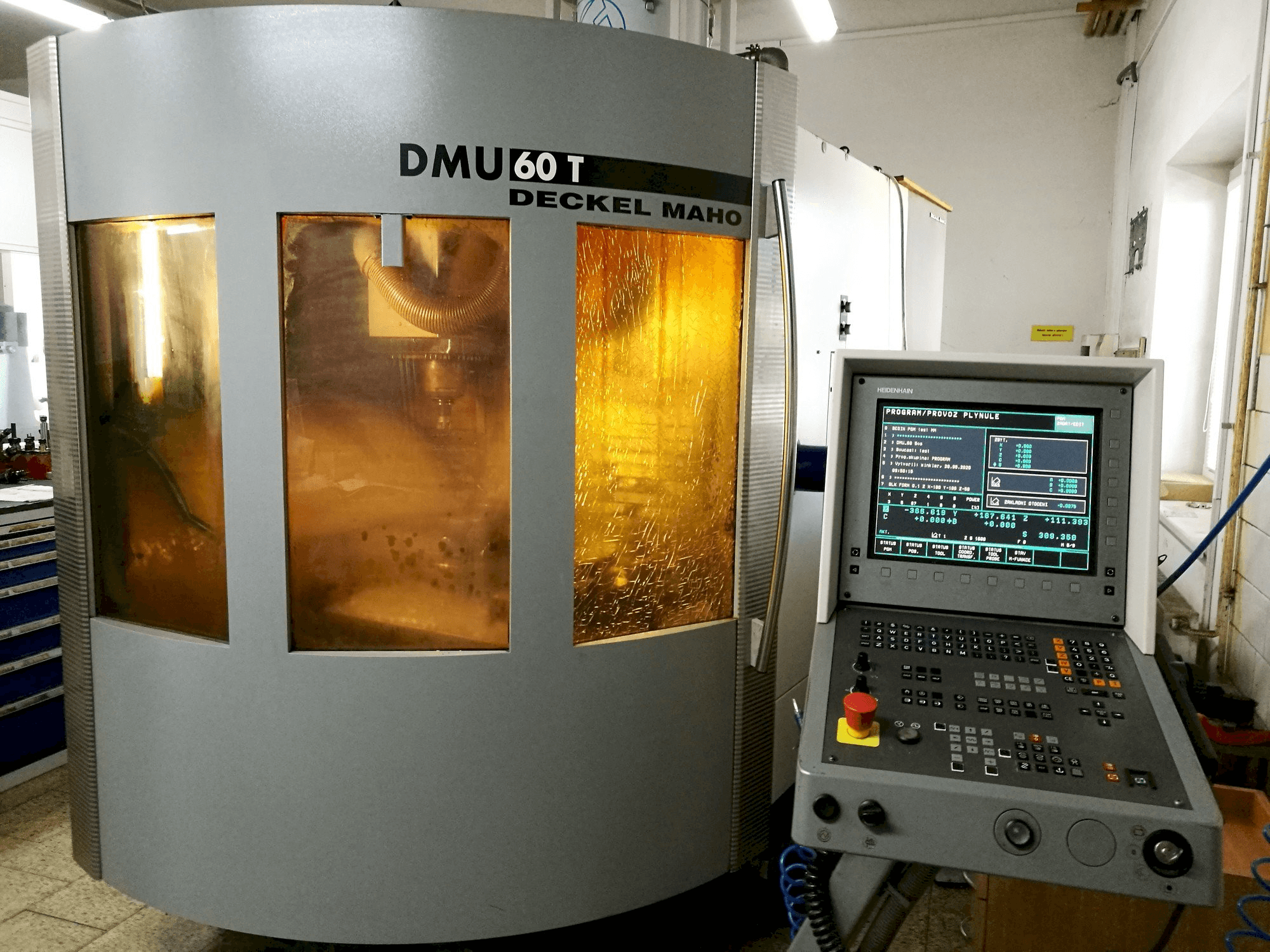 Makine DECKEL MAHO DMU 60T - Önden görünüm