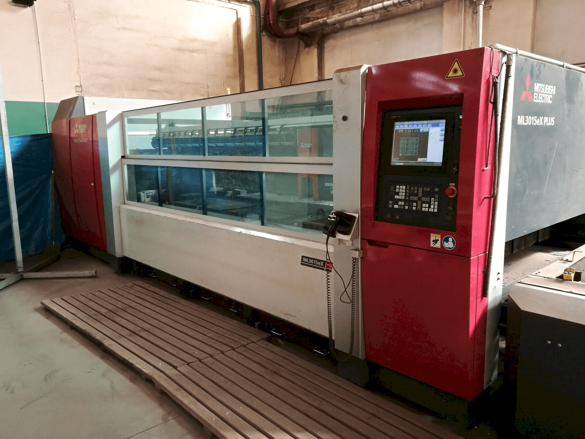 Makine Mitsubishi ML3015eX(S2)-45CF-R - Önden görünüm