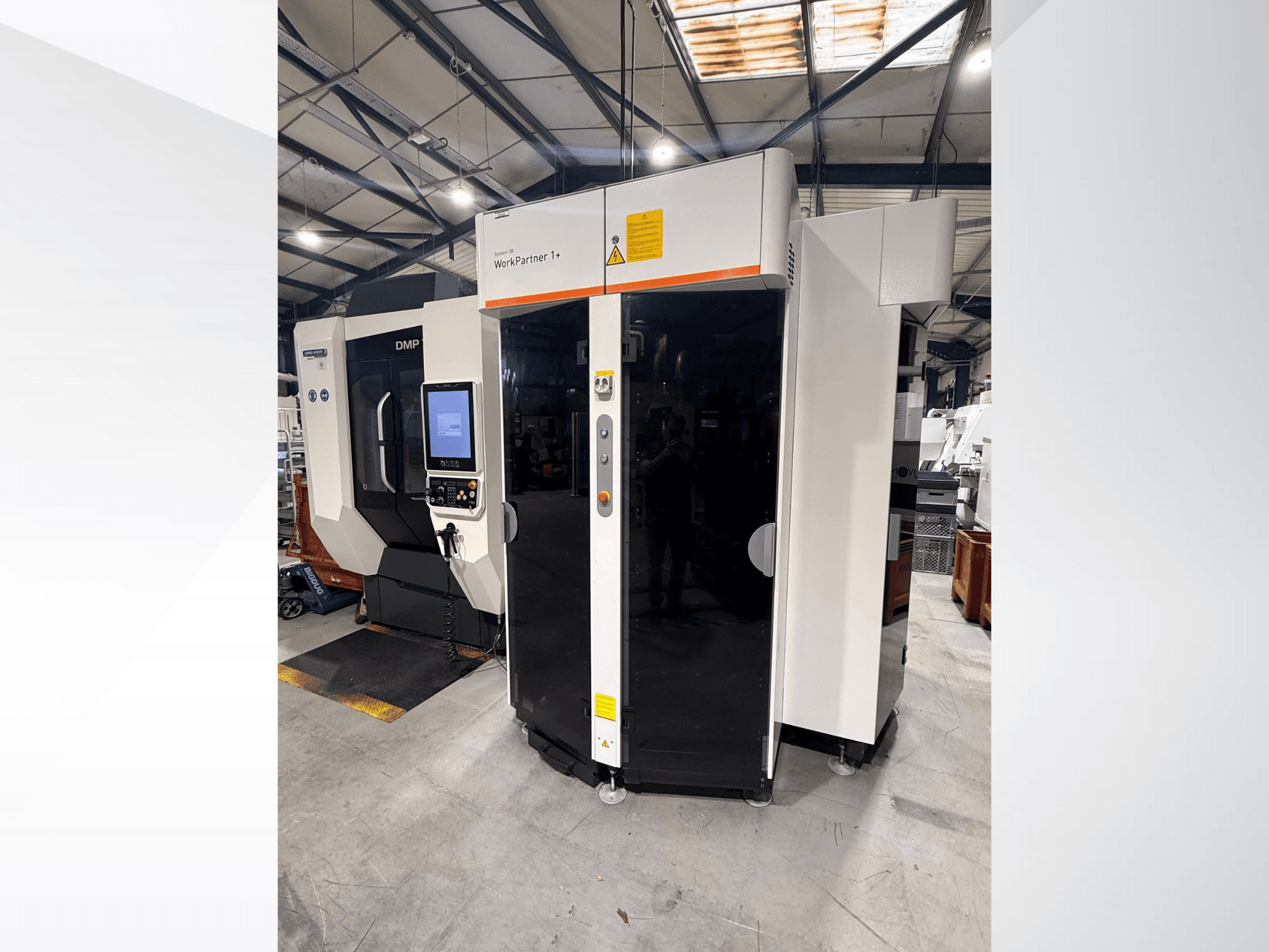 DMP WorkPartner 1+, önden görünüm; bir üretim ortamında dokunmatik ekran paneline ve güvenlik göstergelerine sahiptir.