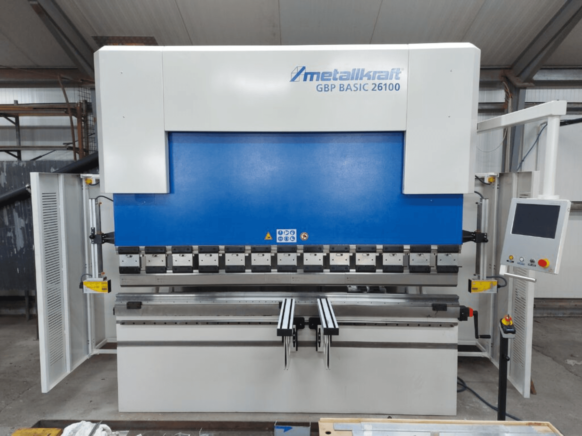 Metallkraft GBP BASIC 26100 rulo bükme makinesinin önden görünümü, kontrol paneli ve bükme alanı özellikleri.